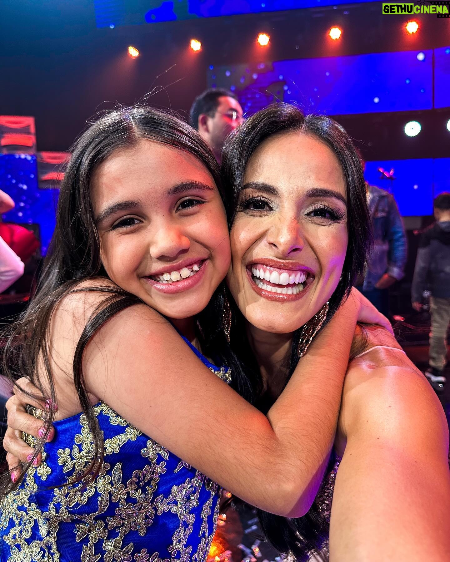 Johanna Solano - 10.1K Likes - ¡¡¡QUÉ GRAN FINAL TUVIMOS EN @naceunaestrellacr!!! 🤩 No puedo creer lo rápido que pasaron estos 3 meses de puro talento y aprendizaje! 😱
Me voy con el corazón lleno de orgullo por todos ellos, por ilusionarnos cada noche hasta las lágrimas y hacernos brincar de alegría con su energía! Qué bárbaros!!! Los quiero y admiro! 🙏🏽
Gracias @teletica7 @vivianperaza18 @picaco7 @lulaprada por confiar una vez más en mi trabajo, por ofrecer estos espacios de entretenimiento sano para todos y hacerme parte de su éxito!
A mis colegas, pero antes que nada AMIGOS, @edgarsilvacr @mariafernandaleoncr GRACIAS por hacerme reír hasta llorar y hacer de este proyecto una de las cosas más lindas que hayan pasado! 🫶🏽
Y GRACIAS A USTEDES por su apoyo, sus mensajes de cariño, su tiempo de cada domingo! Nada de esto existiría sin su preferencia! ❤️ Nos vemos pronto!