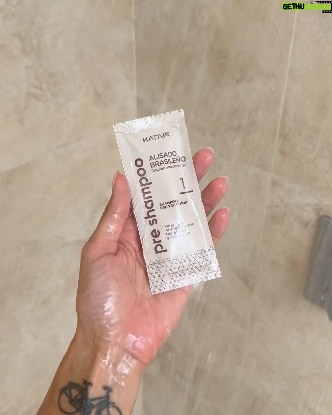 Johanna Solano - 9.5K Likes - Liso perfecto y libre de frizz para esta temporada de verano y fiestas!! 🤩 Esta Keratina de @kativacostarica se ha vuelto uno de mis productos favoritos porque me lo puedo hacer solita en casa muy fácil, me deja el cabello brillante y suave sin necesidad de estar estilizándolo todos los días, y además es VEGANO! 🌱 El combo perfecto! 💁🏽♀️💚