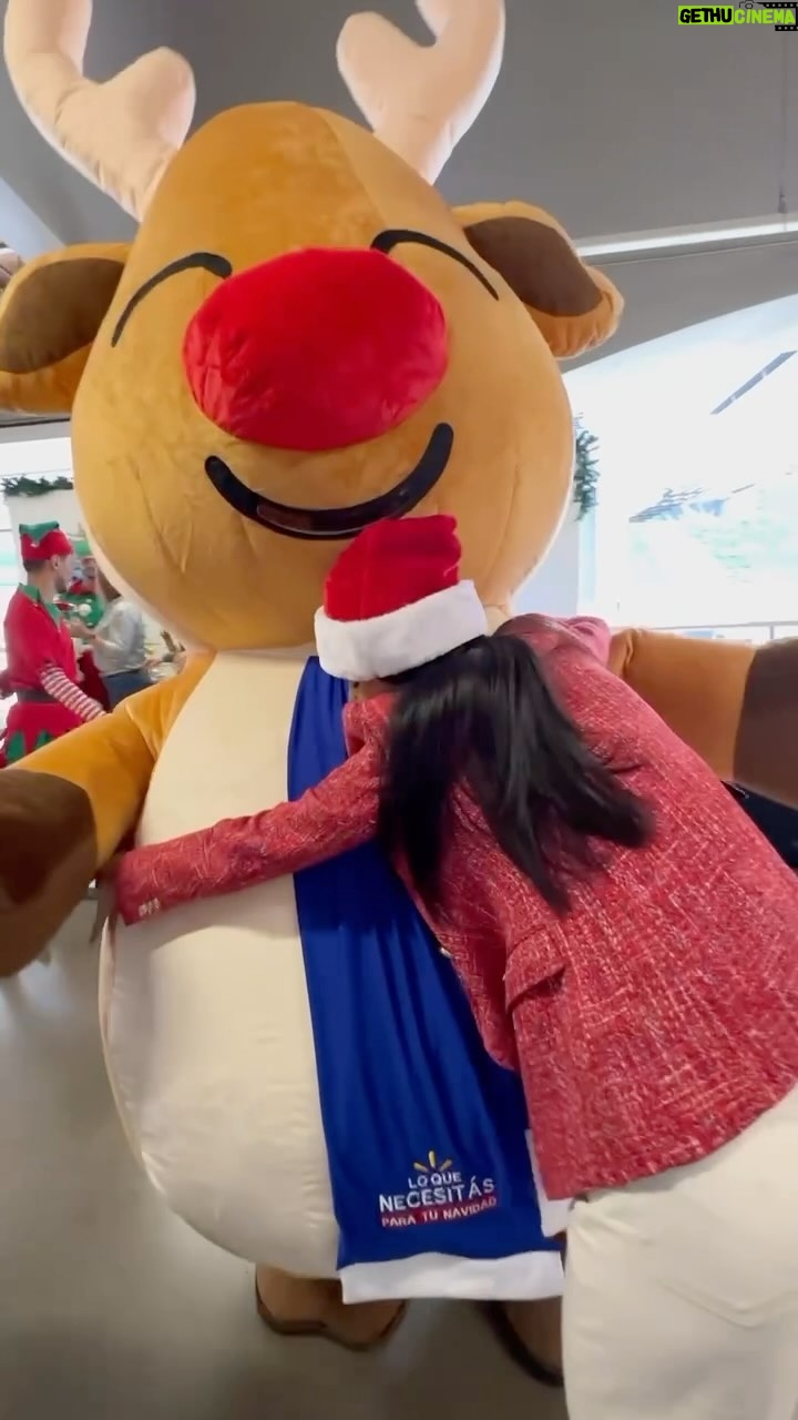 Johanna Solano Instagram - Tomate tu foto Navideña este sábado en @walmartcr Curridabat!!! 😍 No se imaginan lo lindo del ambiente, sin duda un recuerdo para la familia para toda la vida! ❤️ Sólo tenés que presentar la factura de tus compras en el set Navideño que verás en la entrada, y listo! 🙌🏽🙌🏽🙌🏽 #walmart #Navidad