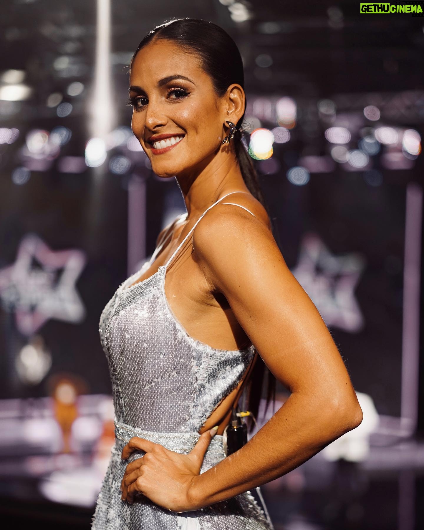 Johanna Solano - 19.2K Likes - Sabían que mi primer trabajo fue como encuestadora en un call center a los 17 años? Ayer un amigo me preguntó si alguna vez tuve trabajo de oficina. Me hizo gracia su pregunta porque imagino que muchos de ustedes pensarán que no. No cuento estas cosas para que sientan compasión o empatía con mi historia. Me gusta recordarlas y contarlas porque a veces se nos olvida que la vida de todos ha sido diferente, y al mismo tiempo más parecida a la de los demás de lo que imaginamos. Así que aquí les va alguito de mi historia:
- Recién salida del colegio, y con carta firmada por mi mamá para poder trabajar siendo menor de edad, tocaba colaborar con la casa y comenzar a salir adelante. No sabía inglés, por lo que fui contratada para hacer encuestas en español a españoles (obvio pagaban menos), y cuando no me colgaban, me insultaban o gritaban. A pesar de todo, gracias a Dios ese trabajo me permitió empezar a pagar mis estudios en inglés, todos los días después de la jornada laboral. Definitivamente era difícil, ya que trabajaba de 6am a 3pm en San Pedro, y vivía en Heredia, lo que significaba levantarme a las 3:30am para agarrar bus de 4:30am, atravesar toda la Avenida Central a pie y en tacones (trataba de verme presentable) para llegar a tiempo, y después de las lecciones nuevamente irme a casa por la noche para comenzar de nuevo el día siguiente.
- Cuando ya sabía algo de inglés me animé a asistir a una feria de trabajo de HP. Poco a poco fui pasando los filtros y diferentes entrevistas y al aprobar la última entrevista se me pidió la cédula para formular el contrato y ¿adivinen qué? ¡Aún no tenía! Nadie me lo había preguntado y lamentablemente no pudieron contratarme. Me preguntaron la fecha en la que cumpliría los 18 años y prometieron llamarme entonces. Juré que jamás lo harían, y bueno, el día de mi cumpleaños, como habían prometido, me pidieron que volviera para contratarme. 🙏😭
(continúa en comentarios)…