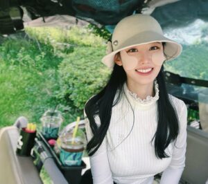 Johyun Instagram - smile girl👧🏻