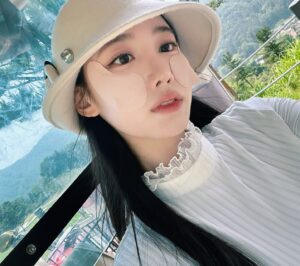 Johyun Instagram - smile girl👧🏻