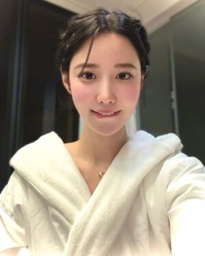 Johyun Instagram - ⭐️🌙🫶🏻GN. 잘자 편안한 밤 되세요. #앞니플러팅