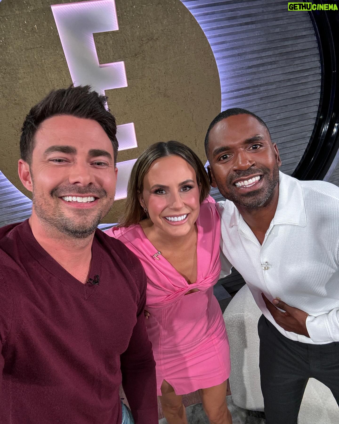 Jonathan Bennett Instagram - Dream Team! Watch @enews tonight! I’m talking all things Christmas on Cherry Lane, premiering this Saturday on @hallmarkchannel