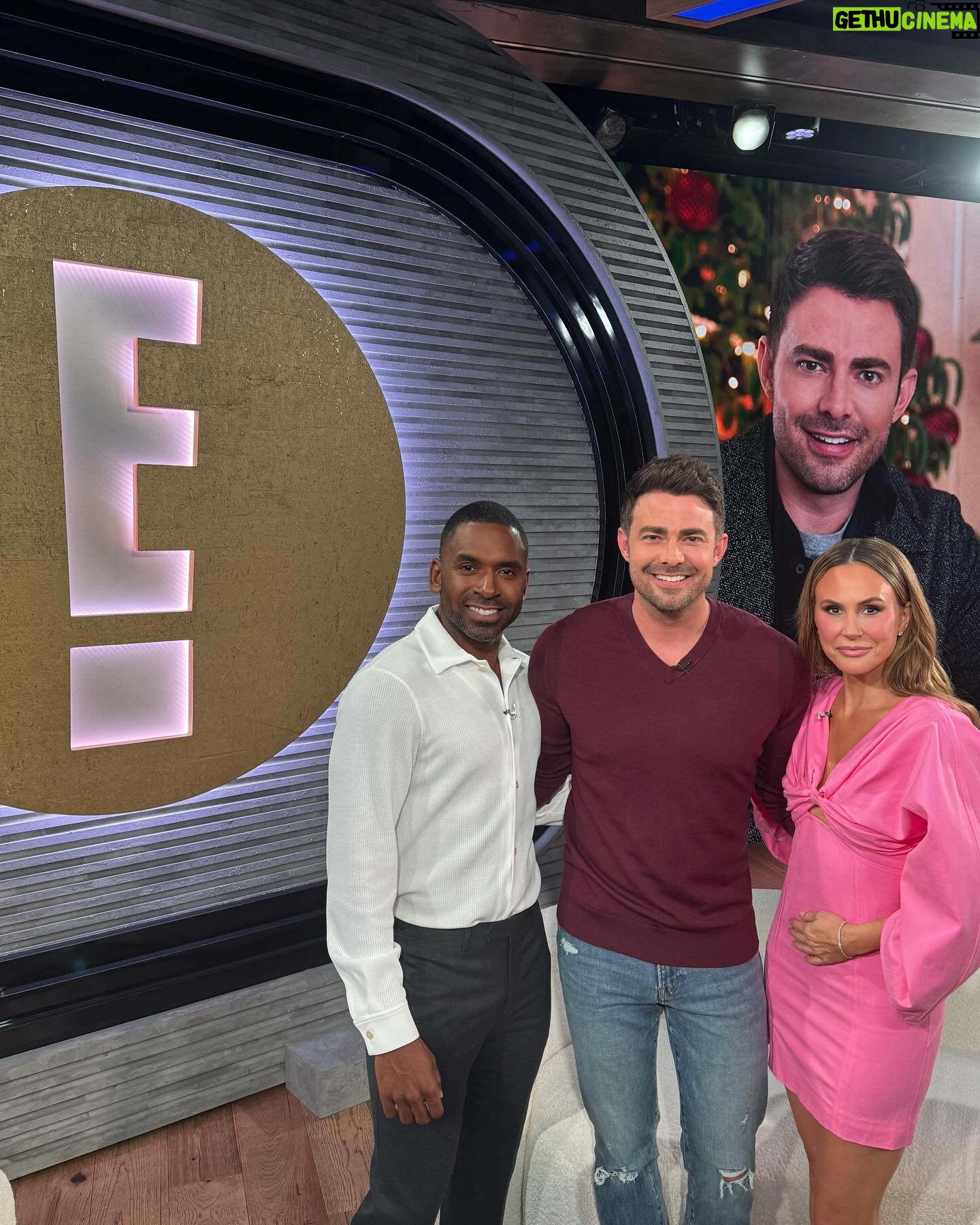 Jonathan Bennett Instagram - Dream Team! Watch @enews tonight! I’m talking all things Christmas on Cherry Lane, premiering this Saturday on @hallmarkchannel