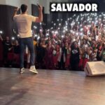 Jonathan Nemer Instagram - Um dos shows mais longos da temporada… e isso tem nome: SALVADOR 😂🙌 Como me diverti hoje. Obrigado BAHIAAA! Oq mais gostaram do show? Comentem aiii… PRÓXIMAS PARADAS: 22/04 Recife/PE 23/04 São Luis/MA 24/04 Campinas/SP 30/04 Lisboa/PORTUGAL 01/05 Porto/PORTUGAL 05/05 Dublin/IRLANDA 14/05 Ipatinga/MG 15/05 Governador Valadares/MG 16/05 Uberlândia/MG 17/05 Betim/MG 18/05 Belo Horizonte/MG 20/05 Mauá/SP 21/05 Santos/SP 22/05 Barueri/SP 31/05 Montreal/CANADÁ 03/06 Toronto/CANADÁ 05/06 Vancouver/CANADÁ 09/06 Calgary/CANADÁ 12/06 Brasília/DF 13/06 Goiânia/GO 14/06 Jataí/GO 16/06 São José dos Campos/SP 17/06 São José do Rio Preto/SP 18/06 Araçatuba/SP 19/06 Rio de Janeiro/RJ 20/06 Natal/RN 24/06 Londrina/PR 25/06 Maringá/PR 26/06 Ponta Grossa/PR 27/06 Curitiba/PR 29/06 Itajaí/SC 30/06 São José/SC 01/07 Joinville/SC 02/07 Porto Alegre/RS 03/07 Umuarama/PR 04/07 Cascavel/PR 05/07 Foz do Iguaçu/PR 10/07 Rondonópolis/MT 11/07 Cuiabá/MT 12/07 Porto Velho/RO 13/07 Manaus/AM INGRESSOS: jonathannemer.com.br