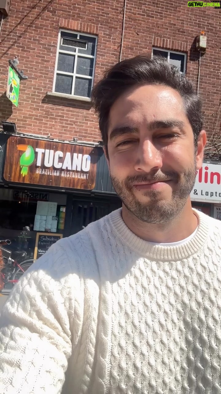Jonathan Nemer Instagram - Para quem já teve a oportunidade de viajar pela Europa, sabe que é uma experiência incrível. Conhecer lugares deslumbrantes e mergulhar em novas culturas é algo inesquecível. E claro, experimentar a culinária local é parte dessa aventura, como quando você visita a Irlanda, um país repleto de pubs tradicionais. MAAAASSSSS… 😂 depois de alguns dias de viagem, nada se compara ao sabor familiar da comida brasileira. Se você estiver explorando o continente europeu, faça uma parada obrigatória na capital irlandesa, Dublin. Venha viver uma experiência única no restaurante @TucanoDublin, um pedacinho do Brasil em plena Europa, localizados na 11 Moore St, North City, Dublin 1, D01 NY82. E você? Escreva nos comentários se já conhecia o Tucano Dublin? Ahhh… imagine que você está longe do Brasil há um tempo e olhando aquele cardápio, o que você escolheria pra comer? Escrevam aiii. Eu fui de Virado a Paulista ❤️❤️❤️