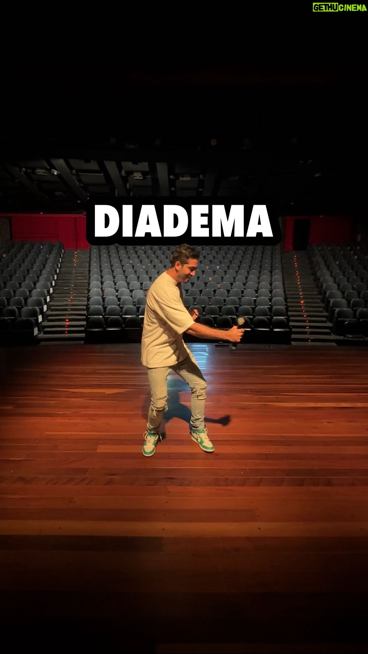 Jonathan Nemer Instagram - Diadema… confesso que estava muito tenso hoje, mas vcs deixaram tudo mais leve, mais divertido. NÃO TINHA PLATEIA MELHOR PRA COMEÇAR! SEM PALAVRAS. OBRIGADOOOO PRÓXIMOS SHOWS: 22/02 São Bernardo do Campo/SP ESGOTADO 23/02 Limeira/SP 24/02 Santana de Parnaíba/SP 26/02 Atibaia/SP 27/02 Praia Grande/SP ESGOTADO 28/02 Ubatuba/SP ESGOTADO 29/02 Guarujá/SP ESGOTADO 14/03 Curitiba/PR 15/03 Goiânia/GO 16/03 Brasília/DF 17/03 Anápolis/GO 19/03 São José dos Campos/SP 20/03 São Paulo/SP 21/03 Rio de Janeiro/RJ 22/03 Duque de Caxias/RJ INGRESSOS: jonathannemer.com.br