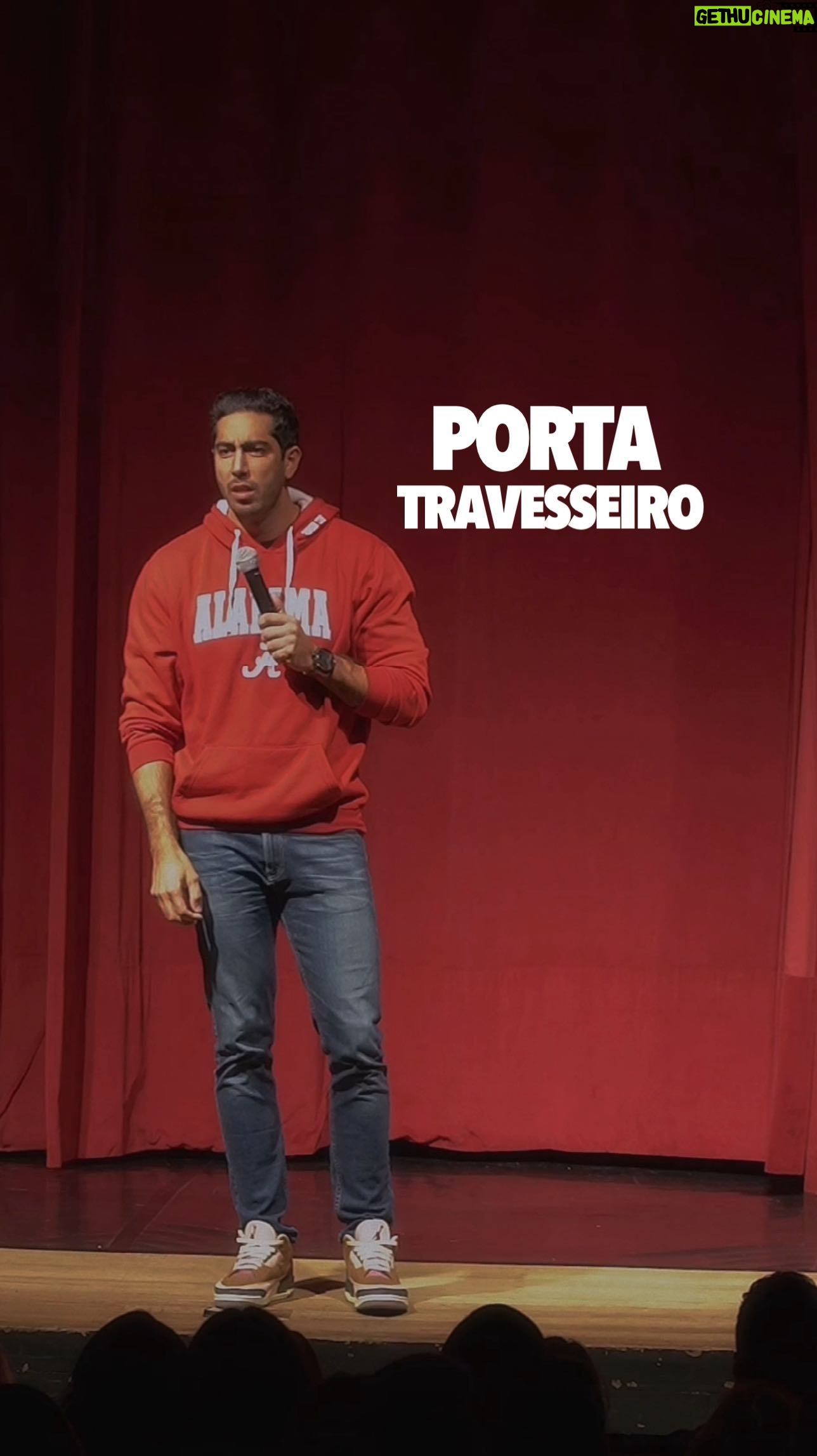 Jonathan Nemer Instagram - Porta Travesseiro? Fronha? Como chama na cidade de vocês? Hahahahaha Esse show foi em São Carlos e foi divertido demais. A plateia tava muito zuera, teve muito improviso e no fim foi uma grande festa tirando foto com todos. AMEIIII PRÓXIMOS SHOWS: 15/04 Guarulhos/SP ESGOTADO 16/04 Mogi das Cruzes/SP 17/04 Vitória/ES ESGOTADO 18/04 Fortaleza/CE 20/04 Salvador/BA 22/04 Recife/PE 23/04 São Luis/MA 24/04 Campinas/SP 30/04 Lisboa/PORTUGAL 01/05 Porto/PORTUGAL 05/05 Dublin/IRLANDA 14/05 Ipatinga/MG 15/05 Governador Valadares/MG 16/05 Uberlândia/MG 17/05 Betim/MG 18/05 Belo Horizonte/MG 20/05 Mauá/SP 21/05 Santos/SP 22/05 Barueri/SP 31/05 Montreal/CANADÁ 03/06 Toronto/CANADÁ 05/06 Vancouver/CANADÁ 09/06 Calgary/CANADÁ 12/06 Brasília/DF 13/06 Goiânia/GO 14/06 Jataí/GO 18/06 Araçatuba/SP 19/06 Rio de Janeiro/RJ 24/06 Londrina/PR 25/06 Maringá/PR 26/06 Ponta Grossa/PR 27/06 Curitiba/PR 02/07 Porto Alegre/RS 03/07 Umuarama/PR 05/07 Foz do Iguaçu/PR 10/07 Rondonópolis/MT 11/07 Cuiabá/MT 12/07 Porto Velho/RO INGRESSOS: jonathannemer.com.br