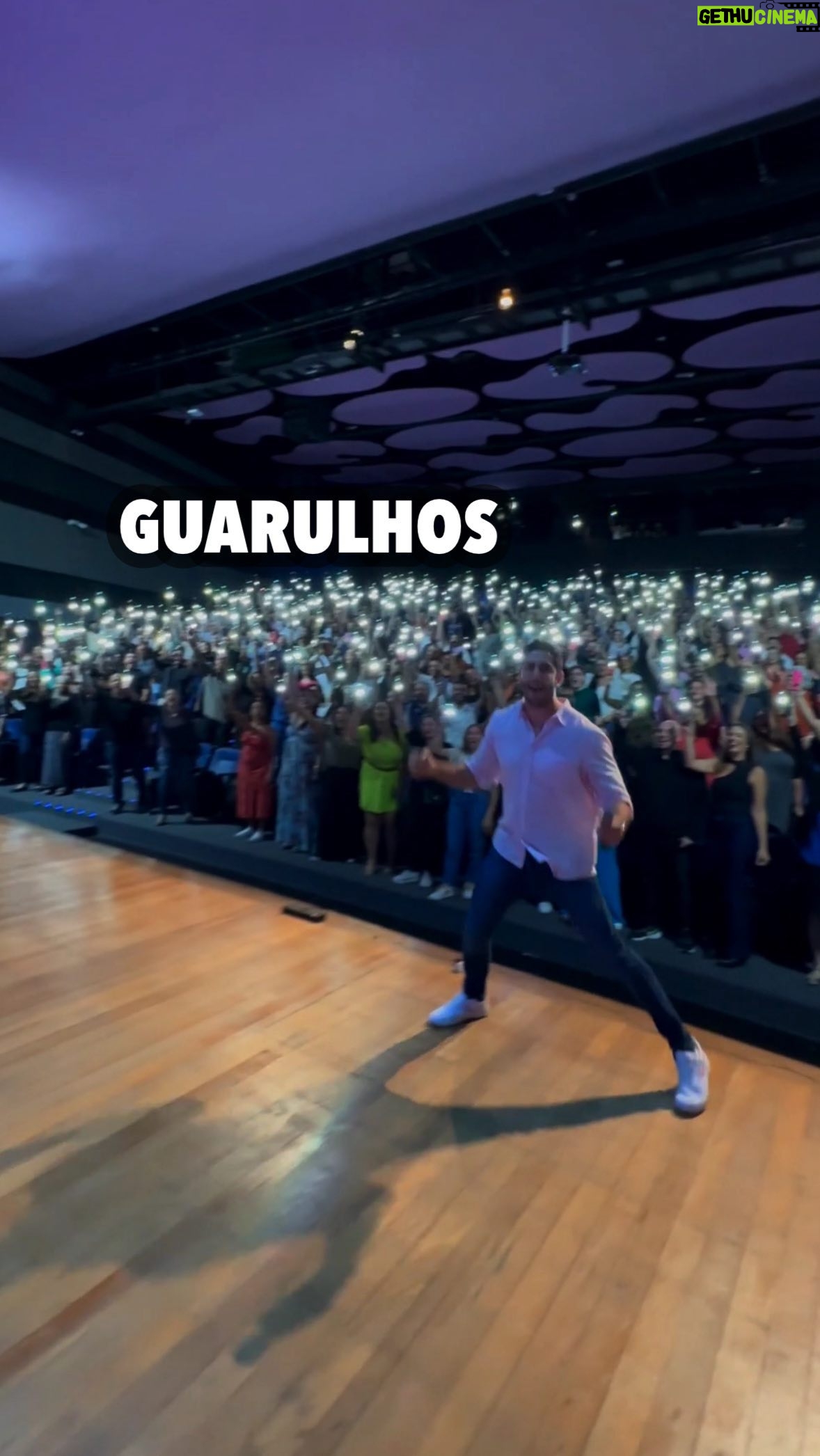 Jonathan Nemer Instagram - Que SEGUNDONA ANIMADA AQUI EM GUARULHOSSS! O que mais gostaram do show? Eu gostei da ROSMARRÍ 😂😂😂 Escrevam nos comentários PRÓXIMOS SHOWS: 16/04 Mogi das Cruzes/SP 17/04 Vitória/ES ESGOTADO 18/04 Fortaleza/CE 20/04 Salvador/BA ESGOTADO 22/04 Recife/PE 23/04 São Luis/MA 24/04 Campinas/SP 30/04 Lisboa/PORTUGAL 01/05 Porto/PORTUGAL 05/05 Dublin/IRLANDA 14/05 Ipatinga/MG 15/05 Governador Valadares/MG 16/05 Uberlândia/MG 17/05 Betim/MG 18/05 Belo Horizonte/MG 20/05 Mauá/SP 21/05 Santos/SP 22/05 Barueri/SP 31/05 Montreal/CANADÁ 03/06 Toronto/CANADÁ 05/06 Vancouver/CANADÁ 09/06 Calgary/CANADÁ 12/06 Brasília/DF 13/06 Goiânia/GO 14/06 Jataí/GO 16/06 São José dos Campos/SP 17/06 São José do Rio Preto/SP 18/06 Araçatuba/SP 19/06 Rio de Janeiro/RJ 20/06 Natal/RN 24/06 Londrina/PR 25/06 Maringá/PR 26/06 Ponta Grossa/PR 27/06 Curitiba/PR 29/06 Joinville/SC 30/06 São José/SC 02/07 Porto Alegre/RS 03/07 Umuarama/PR 04/07 Cascavel/PR 05/07 Foz do Iguaçu/PR 10/07 Rondonópolis/MT 11/07 Cuiabá/MT 12/07 Porto Velho/RO 13/07 Manaus/AM INGRESSOS: jonathannemer.com.br