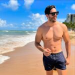 Jonathan Nemer Instagram - Praia de Boa Viagem… toda vez que eu venho pra Recife, todos me alertam: CUIDADO COM O TUBARÃO. Acho uma preocupação exagerada. Venho do interior de SP… local onde temos cachorros, gatos, capivaras, cavalos, porcos e outros animais nas ruas. Acham mesmo que vou ter medo de Tubarão? A propósito… alguém arrisca dizer o que eu vi na última foto? 😱🦈😂 e por fim… 1, 2 ou 3? PRÓXIMOS SHOWS: 22/04 Recife/PE 23/04 São Luis/MA 24/04 Campinas/SP 30/04 Lisboa/PORTUGAL 01/05 Porto/PORTUGAL 05/05 Dublin/IRLANDA 14/05 Ipatinga/MG 15/05 Governador Valadares/MG 16/05 Uberlândia/MG 17/05 Betim/MG 18/05 Belo Horizonte/MG 20/05 Mauá/SP 21/05 Santos/SP 22/05 Barueri/SP 31/05 Montreal/CANADÁ 03/06 Toronto/CANADÁ 05/06 Vancouver/CANADÁ 09/06 Calgary/CANADÁ 12/06 Brasília/DF 13/06 Goiânia/GO 14/06 Jataí/GO 16/06 São José dos Campos/SP 17/06 São José do Rio Preto/SP 18/06 Araçatuba/SP 19/06 Rio de Janeiro/RJ 20/06 Natal/RN 24/06 Londrina/PR 25/06 Maringá/PR 26/06 Ponta Grossa/PR 27/06 Curitiba/PR 29/06 Itajaí/SC 30/06 São José/SC 01/07 Joinville/SC 02/07 Porto Alegre/RS 03/07 Umuarama/PR 04/07 Cascavel/PR 05/07 Foz do Iguaçu/PR 10/07 Rondonópolis/MT 11/07 Cuiabá/MT 12/07 Porto Velho/RO 13/07 Manaus/AM INGRESSOS: jonathannemer.com.br