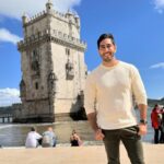 Jonathan Nemer Instagram – E assim foi meu 1º dia em Portugal. Mesmo cansado e sem dormir direito no vôo, saí pra turistar e no fim do dia rolou até comprinhas no Shopping rsss… Qual foto preferem? 1, 2 ou 3? Ah… e que lojas/marcas valem a pena comprar aqui em Portugal? Escrevam nos comentários

PRÓXIMOS SHOWS:
30/04 Lisboa/PORTUGAL
01/05 Porto/PORTUGAL
05/05 Dublin/IRLANDA

14/05 Ipatinga/MG
15/05 Governador Valadares/MG
16/05 Uberlândia/MG
17/05 Betim/MG
18/05 Belo Horizonte/MG
20/05 Mauá/SP
21/05 Santos/SP
22/05 Barueri/SP

31/05 Montreal/CANADÁ
03/06 Toronto/CANADÁ
05/06 Vancouver/CANADÁ
09/06 Calgary/CANADÁ

12/06 Brasília/DF
13/06 Goiânia/GO
14/06 Jataí/GO
16/06 São José dos Campos/SP
17/06 São José do Rio Preto/SP
18/06 Araçatuba/SP
19/06 Rio de Janeiro/RJ
20/06 Natal/RN
24/06 Londrina/PR
25/06 Maringá/PR
26/06 Ponta Grossa/PR
27/06 Curitiba/PR
28/06 Blumenau/SC
29/06 Itajaí/SC
30/06 São José/SC

01/07 Joinville/SC
02/07 Porto Alegre/RS
03/07 Umuarama/PR
04/07 Cascavel/PR
05/07 Foz do Iguaçu/PR
10/07 Rondonópolis/MT
11/07 Cuiabá/MT
12/07 Porto Velho/RO
13/07 Manaus/AM
INGRESSOS: jonathannemer.com.br