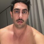 Jonathan Nemer Instagram – Foi pegar uma gripe forte, ficar uns dias sem sair de casa que deu isso… visual novo. Preciso saber a opinião de vocês: 1- COM QUEM ESTOU PARECENDO? 2- Aprovado? Reprovado? Ou ainda estão na dúvida? Hahahahahaha Vontade de fazer um show assim heim
PRÓXIMOS SHOWS:
15/04 Guarulhos/SP
16/04 Mogi das Cruzes/SP
17/04 Vitória/ES
18/04 Fortaleza/CE
20/04 Salvador/BA
22/04 Recife/PE
23/04 São Luis/MA
24/04 Campinas/SP
30/04 Lisboa/PORTUGAL
01/05 Porto/PORTUGAL
05/05 Dublin/IRLANDA
14/05 Ipatinga/MG
15/05 Governador Valadares/MG
16/05 Uberlândia/MG
17/05 Betim/MG
18/05 Belo Horizonte/MG
20/05 Mauá/SP
21/05 Santos/SP
22/05 Barueri/SP
12/06 Brasília/DF
13/06 Goiânia/GO
14/06 Jataí/GO
18/06 Araçatuba/SP
19/06 Rio de Janeiro/RJ
24/06 Londrina/PR
25/06 Maringá/PR
26/06 Ponta Grossa/PR
27/06 Curitiba/PR
03/07 Umuarama/PR
10/07 Rondonópolis/MT
11/07 Cuiabá/MT
12/07 Porto Velho/RO
INGRESSOS: jonathannemer.com.br