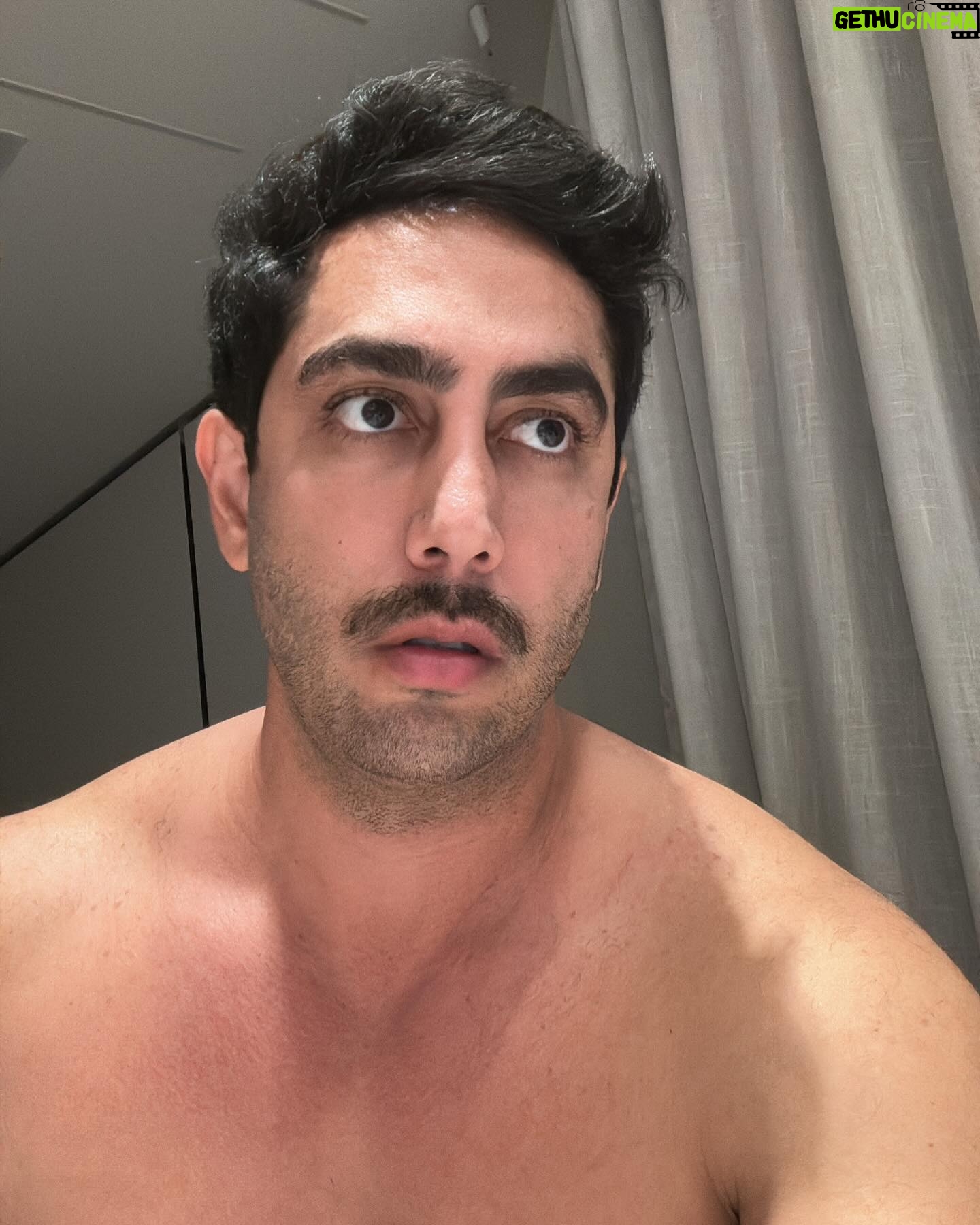 Jonathan Nemer Instagram - Foi pegar uma gripe forte, ficar uns dias sem sair de casa que deu isso… visual novo. Preciso saber a opinião de vocês: 1- COM QUEM ESTOU PARECENDO? 2- Aprovado? Reprovado? Ou ainda estão na dúvida? Hahahahahaha Vontade de fazer um show assim heim PRÓXIMOS SHOWS: 15/04 Guarulhos/SP 16/04 Mogi das Cruzes/SP 17/04 Vitória/ES 18/04 Fortaleza/CE 20/04 Salvador/BA 22/04 Recife/PE 23/04 São Luis/MA 24/04 Campinas/SP 30/04 Lisboa/PORTUGAL 01/05 Porto/PORTUGAL 05/05 Dublin/IRLANDA 14/05 Ipatinga/MG 15/05 Governador Valadares/MG 16/05 Uberlândia/MG 17/05 Betim/MG 18/05 Belo Horizonte/MG 20/05 Mauá/SP 21/05 Santos/SP 22/05 Barueri/SP 12/06 Brasília/DF 13/06 Goiânia/GO 14/06 Jataí/GO 18/06 Araçatuba/SP 19/06 Rio de Janeiro/RJ 24/06 Londrina/PR 25/06 Maringá/PR 26/06 Ponta Grossa/PR 27/06 Curitiba/PR 03/07 Umuarama/PR 10/07 Rondonópolis/MT 11/07 Cuiabá/MT 12/07 Porto Velho/RO INGRESSOS: jonathannemer.com.br