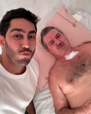 Jonathan Nemer Instagram - Já tirei foto com muitos artistas… jogadores, cantores, apresentadores… pessoas MEGA FAMOSAS… mas podem ter certeza, que fotos como essas que postei agora, significam muito mais pra mim. 

Ontem fui marcado num vídeo do seu João Héber assistindo meu show na cama. Hoje, descobri que ele era da região metropolitana de Curitiba e vim fazer uma visita. 

Que alegria ver a emoção dele com minha surpresa. Que carinho e emoção de toda família ❤️😭🙌

Há 3 anos ele sofreu um acidente de caminhão gravissimo… quando estava se recuperando, teve um AVC e regrediu muito no processo.

Hoje pudemos orar por ele, ele entregou sua vida pra Jesus e tenho certeza que foi dia de festa no céu.

Meu pedido pra vocês? Orem por ele e por essa família! Curitiba pra mim sempre foi especial… vocês sabem. Hoje, se tornou ainda mais especial.

DEUS É BOM… ELE É MUITO BOM 🙌🙌🙌❤️❤️❤️

PRÓXIMOS SHOWS:
15/04 Guarulhos/SP
16/04 Mogi das Cruzes/SP
17/04 Vitória/ES
18/04 Fortaleza/CE
20/04 Salvador/BA
22/04 Recife/PE
23/04 São Luis/MA
24/04 Campinas/SP

30/04 Lisboa/PORTUGAL
01/05 Porto/PORTUGAL
05/05 Dublin/IRLANDA

14/05 Ipatinga/MG
15/05 Governador Valadares/MG
16/05 Uberlândia/MG
17/05 Betim/MG
18/05 Belo Horizonte/MG
20/05 Mauá/SP
21/05 Santos/SP
22/05 Barueri/SP

12/06 Brasília/DF
13/06 Goiânia/GO
14/06 Jataí/GO
18/06 Araçatuba/SP
19/06 Rio de Janeiro/RJ
24/06 Londrina/PR
25/06 Maringá/PR
26/06 Ponta Grossa/PR
27/06 Curitiba/PR

03/07 Umuarama/PR
10/07 Rondonópolis/MT
11/07 Cuiabá/MT
12/07 Porto Velho/RO
INGRESSOS: jonathannemer.com.br