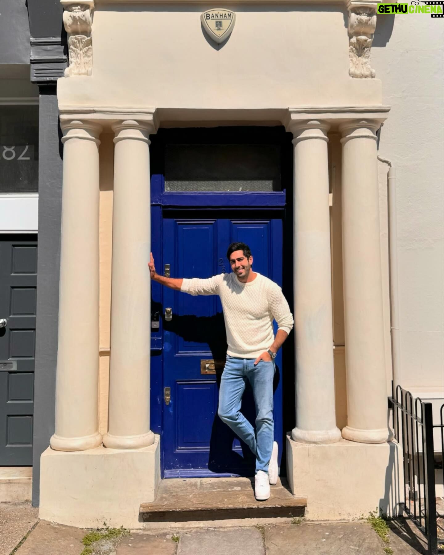 Jonathan Nemer Instagram - Um lugar chamado Notting Hills… estou a procura da Julia Roberts 😂😂😂 Alguém aí também é fã desse filme? E já que estou em Londres, quero saber de vcs… que filme gravado por aqui prefere? Notting Hill ou Harry Potter? Eu vou de Notting Hill ❤️🥰 PRÓXIMOS SHOWS: 14/05 Ipatinga/MG 15/05 Governador Valadares/MG 16/05 Uberlândia/MG 17/05 Betim/MG ESGOTADO 18/05 Belo Horizonte/MG ESGOTADO 20/05 Mauá/SP 21/05 Santos/SP ESGOTADO 22/05 Barueri/SP 31/05 Montreal/CANADÁ 03/06 Toronto/CANADÁ 05/06 Vancouver/CANADÁ 09/06 Calgary/CANADÁ 12/06 Brasília/DF 13/06 Goiânia/GO 14/06 Jataí/GO 16/06 São José dos Campos/SP 17/06 São José do Rio Preto/SP 18/06 Araçatuba/SP 19/06 Rio de Janeiro/RJ 20/06 Natal/RN 24/06 Londrina/PR 25/06 Maringá/PR 26/06 Ponta Grossa/PR 27/06 Curitiba/PR 28/06 Blumenau/SC 29/06 Itajaí/SC 30/06 São José/SC 01/07 Joinville/SC 02/07 Porto Alegre/RS 03/07 Umuarama/PR 04/07 Cascavel/PR 05/07 Foz do Iguaçu/PR 10/07 Rondonópolis/MT 11/07 Cuiabá/MT 12/07 Porto Velho/RO 13/07 Manaus/AM INGRESSOS: jonathannemer.com.br