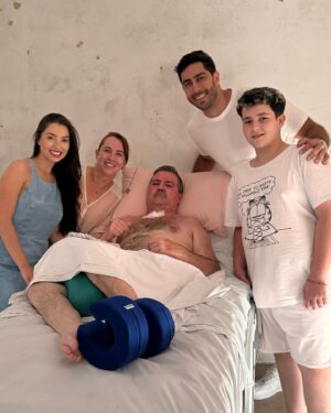 Jonathan Nemer Instagram - Já tirei foto com muitos artistas… jogadores, cantores, apresentadores… pessoas MEGA FAMOSAS… mas podem ter certeza, que fotos como essas que postei agora, significam muito mais pra mim. 

Ontem fui marcado num vídeo do seu João Héber assistindo meu show na cama. Hoje, descobri que ele era da região metropolitana de Curitiba e vim fazer uma visita. 

Que alegria ver a emoção dele com minha surpresa. Que carinho e emoção de toda família ❤️😭🙌

Há 3 anos ele sofreu um acidente de caminhão gravissimo… quando estava se recuperando, teve um AVC e regrediu muito no processo.

Hoje pudemos orar por ele, ele entregou sua vida pra Jesus e tenho certeza que foi dia de festa no céu.

Meu pedido pra vocês? Orem por ele e por essa família! Curitiba pra mim sempre foi especial… vocês sabem. Hoje, se tornou ainda mais especial.

DEUS É BOM… ELE É MUITO BOM 🙌🙌🙌❤️❤️❤️

PRÓXIMOS SHOWS:
15/04 Guarulhos/SP
16/04 Mogi das Cruzes/SP
17/04 Vitória/ES
18/04 Fortaleza/CE
20/04 Salvador/BA
22/04 Recife/PE
23/04 São Luis/MA
24/04 Campinas/SP

30/04 Lisboa/PORTUGAL
01/05 Porto/PORTUGAL
05/05 Dublin/IRLANDA

14/05 Ipatinga/MG
15/05 Governador Valadares/MG
16/05 Uberlândia/MG
17/05 Betim/MG
18/05 Belo Horizonte/MG
20/05 Mauá/SP
21/05 Santos/SP
22/05 Barueri/SP

12/06 Brasília/DF
13/06 Goiânia/GO
14/06 Jataí/GO
18/06 Araçatuba/SP
19/06 Rio de Janeiro/RJ
24/06 Londrina/PR
25/06 Maringá/PR
26/06 Ponta Grossa/PR
27/06 Curitiba/PR

03/07 Umuarama/PR
10/07 Rondonópolis/MT
11/07 Cuiabá/MT
12/07 Porto Velho/RO
INGRESSOS: jonathannemer.com.br