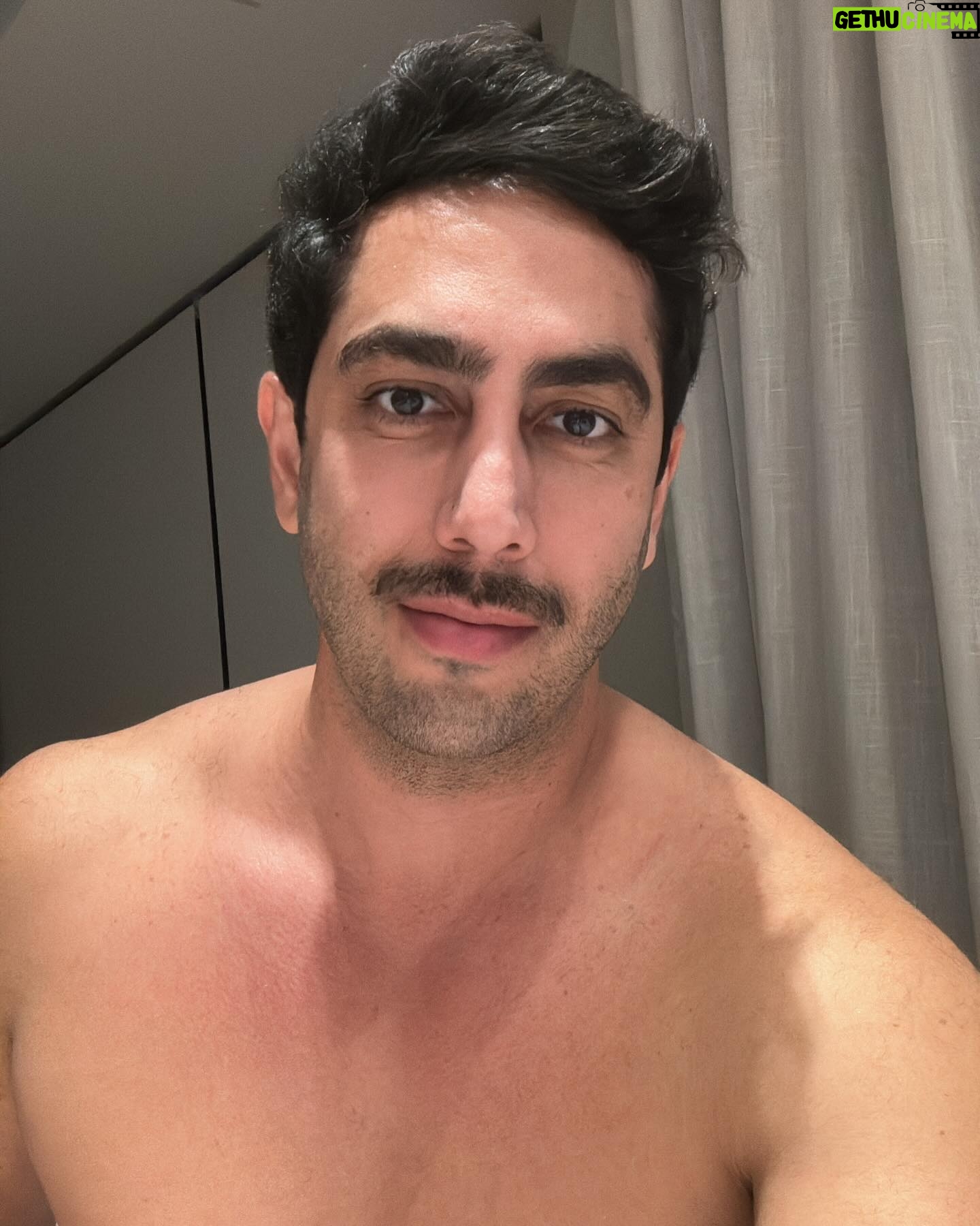 Jonathan Nemer Instagram - Foi pegar uma gripe forte, ficar uns dias sem sair de casa que deu isso… visual novo. Preciso saber a opinião de vocês: 1- COM QUEM ESTOU PARECENDO? 2- Aprovado? Reprovado? Ou ainda estão na dúvida? Hahahahahaha Vontade de fazer um show assim heim PRÓXIMOS SHOWS: 15/04 Guarulhos/SP 16/04 Mogi das Cruzes/SP 17/04 Vitória/ES 18/04 Fortaleza/CE 20/04 Salvador/BA 22/04 Recife/PE 23/04 São Luis/MA 24/04 Campinas/SP 30/04 Lisboa/PORTUGAL 01/05 Porto/PORTUGAL 05/05 Dublin/IRLANDA 14/05 Ipatinga/MG 15/05 Governador Valadares/MG 16/05 Uberlândia/MG 17/05 Betim/MG 18/05 Belo Horizonte/MG 20/05 Mauá/SP 21/05 Santos/SP 22/05 Barueri/SP 12/06 Brasília/DF 13/06 Goiânia/GO 14/06 Jataí/GO 18/06 Araçatuba/SP 19/06 Rio de Janeiro/RJ 24/06 Londrina/PR 25/06 Maringá/PR 26/06 Ponta Grossa/PR 27/06 Curitiba/PR 03/07 Umuarama/PR 10/07 Rondonópolis/MT 11/07 Cuiabá/MT 12/07 Porto Velho/RO INGRESSOS: jonathannemer.com.br