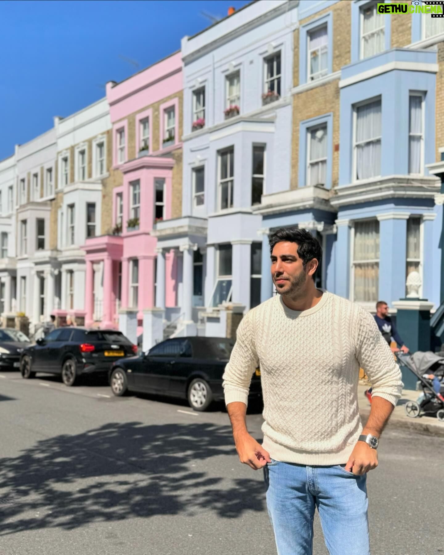 Jonathan Nemer Instagram - Um lugar chamado Notting Hills… estou a procura da Julia Roberts 😂😂😂 Alguém aí também é fã desse filme? E já que estou em Londres, quero saber de vcs… que filme gravado por aqui prefere? Notting Hill ou Harry Potter? Eu vou de Notting Hill ❤️🥰 PRÓXIMOS SHOWS: 14/05 Ipatinga/MG 15/05 Governador Valadares/MG 16/05 Uberlândia/MG 17/05 Betim/MG ESGOTADO 18/05 Belo Horizonte/MG ESGOTADO 20/05 Mauá/SP 21/05 Santos/SP ESGOTADO 22/05 Barueri/SP 31/05 Montreal/CANADÁ 03/06 Toronto/CANADÁ 05/06 Vancouver/CANADÁ 09/06 Calgary/CANADÁ 12/06 Brasília/DF 13/06 Goiânia/GO 14/06 Jataí/GO 16/06 São José dos Campos/SP 17/06 São José do Rio Preto/SP 18/06 Araçatuba/SP 19/06 Rio de Janeiro/RJ 20/06 Natal/RN 24/06 Londrina/PR 25/06 Maringá/PR 26/06 Ponta Grossa/PR 27/06 Curitiba/PR 28/06 Blumenau/SC 29/06 Itajaí/SC 30/06 São José/SC 01/07 Joinville/SC 02/07 Porto Alegre/RS 03/07 Umuarama/PR 04/07 Cascavel/PR 05/07 Foz do Iguaçu/PR 10/07 Rondonópolis/MT 11/07 Cuiabá/MT 12/07 Porto Velho/RO 13/07 Manaus/AM INGRESSOS: jonathannemer.com.br