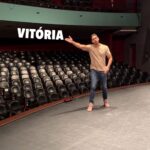 Jonathan Nemer Instagram - Que delícia de show aqui em VITÓRIA! Quanta participação engraçadaaaa! Já quero voltar no Teatro da UFES! Qual parte gostaram mais? Comentem aiii PRÓXIMOS SHOWS: 18/04 Fortaleza/CE 20/04 Salvador/BA ESGOTADO 22/04 Recife/PE 23/04 São Luis/MA 24/04 Campinas/SP 30/04 Lisboa/PORTUGAL 01/05 Porto/PORTUGAL 05/05 Dublin/IRLANDA 14/05 Ipatinga/MG 15/05 Governador Valadares/MG 16/05 Uberlândia/MG 17/05 Betim/MG 18/05 Belo Horizonte/MG 20/05 Mauá/SP 21/05 Santos/SP 22/05 Barueri/SP 31/05 Montreal/CANADÁ 03/06 Toronto/CANADÁ 05/06 Vancouver/CANADÁ 09/06 Calgary/CANADÁ 12/06 Brasília/DF 13/06 Goiânia/GO 14/06 Jataí/GO 16/06 São José dos Campos/SP 17/06 São José do Rio Preto/SP 18/06 Araçatuba/SP 19/06 Rio de Janeiro/RJ 20/06 Natal/RN 24/06 Londrina/PR 25/06 Maringá/PR 26/06 Ponta Grossa/PR 27/06 Curitiba/PR 30/06 São José/SC 01/07 Joinville/SC 02/07 Porto Alegre/RS 03/07 Umuarama/PR 04/07 Cascavel/PR 05/07 Foz do Iguaçu/PR 10/07 Rondonópolis/MT 11/07 Cuiabá/MT 12/07 Porto Velho/RO 13/07 Manaus/AM INGRESSOS: jonathannemer.com.br