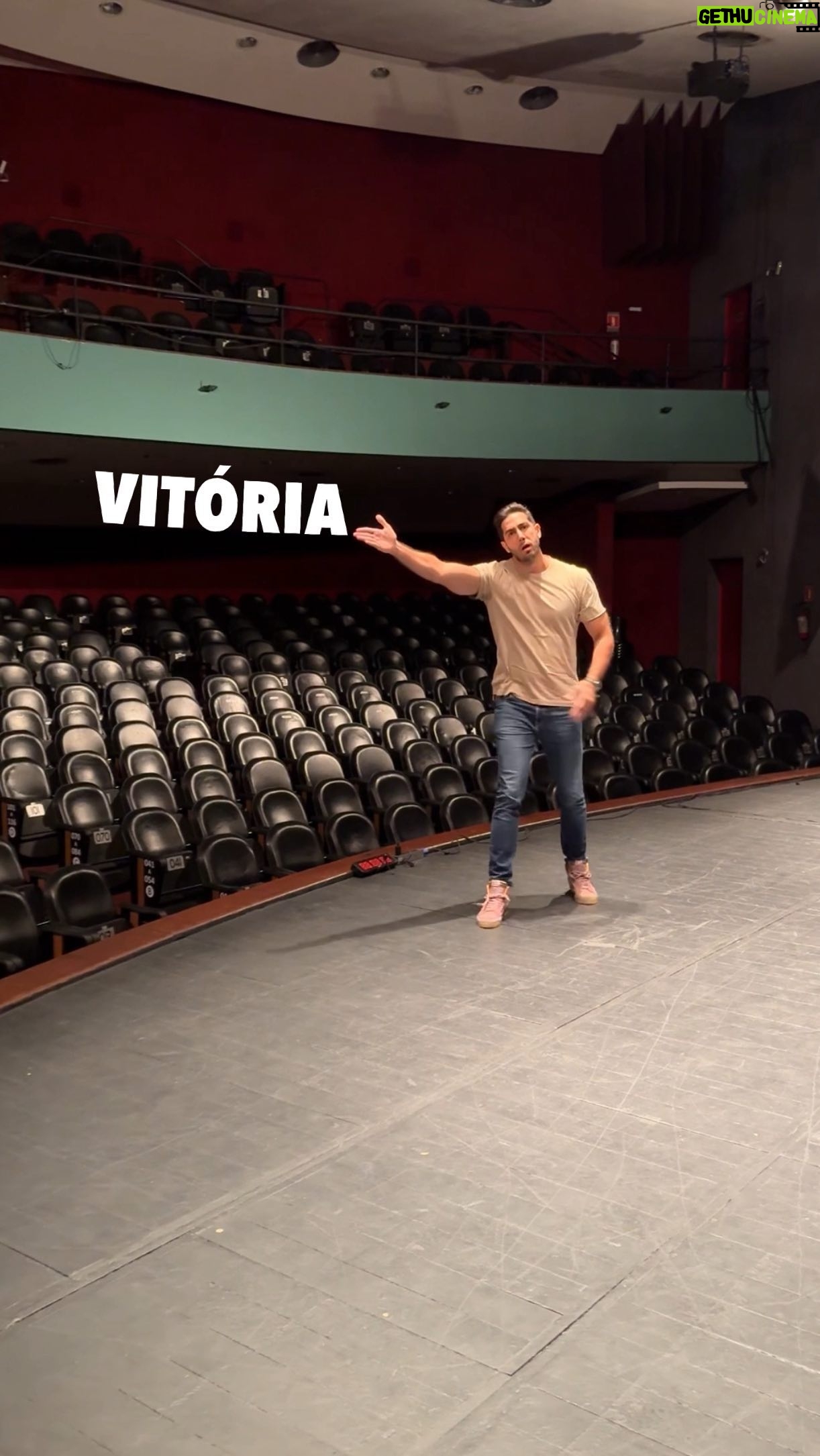 Jonathan Nemer Instagram - Que delícia de show aqui em VITÓRIA! Quanta participação engraçadaaaa! Já quero voltar no Teatro da UFES! Qual parte gostaram mais? Comentem aiii PRÓXIMOS SHOWS: 18/04 Fortaleza/CE 20/04 Salvador/BA ESGOTADO 22/04 Recife/PE 23/04 São Luis/MA 24/04 Campinas/SP 30/04 Lisboa/PORTUGAL 01/05 Porto/PORTUGAL 05/05 Dublin/IRLANDA 14/05 Ipatinga/MG 15/05 Governador Valadares/MG 16/05 Uberlândia/MG 17/05 Betim/MG 18/05 Belo Horizonte/MG 20/05 Mauá/SP 21/05 Santos/SP 22/05 Barueri/SP 31/05 Montreal/CANADÁ 03/06 Toronto/CANADÁ 05/06 Vancouver/CANADÁ 09/06 Calgary/CANADÁ 12/06 Brasília/DF 13/06 Goiânia/GO 14/06 Jataí/GO 16/06 São José dos Campos/SP 17/06 São José do Rio Preto/SP 18/06 Araçatuba/SP 19/06 Rio de Janeiro/RJ 20/06 Natal/RN 24/06 Londrina/PR 25/06 Maringá/PR 26/06 Ponta Grossa/PR 27/06 Curitiba/PR 30/06 São José/SC 01/07 Joinville/SC 02/07 Porto Alegre/RS 03/07 Umuarama/PR 04/07 Cascavel/PR 05/07 Foz do Iguaçu/PR 10/07 Rondonópolis/MT 11/07 Cuiabá/MT 12/07 Porto Velho/RO 13/07 Manaus/AM INGRESSOS: jonathannemer.com.br