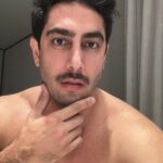 Jonathan Nemer Instagram – Foi pegar uma gripe forte, ficar uns dias sem sair de casa que deu isso… visual novo. Preciso saber a opinião de vocês: 1- COM QUEM ESTOU PARECENDO? 2- Aprovado? Reprovado? Ou ainda estão na dúvida? Hahahahahaha Vontade de fazer um show assim heim

PRÓXIMOS SHOWS:
15/04 Guarulhos/SP
16/04 Mogi das Cruzes/SP
17/04 Vitória/ES
18/04 Fortaleza/CE
20/04 Salvador/BA
22/04 Recife/PE
23/04 São Luis/MA
24/04 Campinas/SP

30/04 Lisboa/PORTUGAL
01/05 Porto/PORTUGAL
05/05 Dublin/IRLANDA

14/05 Ipatinga/MG
15/05 Governador Valadares/MG
16/05 Uberlândia/MG
17/05 Betim/MG
18/05 Belo Horizonte/MG
20/05 Mauá/SP
21/05 Santos/SP
22/05 Barueri/SP

12/06 Brasília/DF
13/06 Goiânia/GO
14/06 Jataí/GO
18/06 Araçatuba/SP
19/06 Rio de Janeiro/RJ
24/06 Londrina/PR
25/06 Maringá/PR
26/06 Ponta Grossa/PR
27/06 Curitiba/PR

03/07 Umuarama/PR
10/07 Rondonópolis/MT
11/07 Cuiabá/MT
12/07 Porto Velho/RO
INGRESSOS: jonathannemer.com.br
