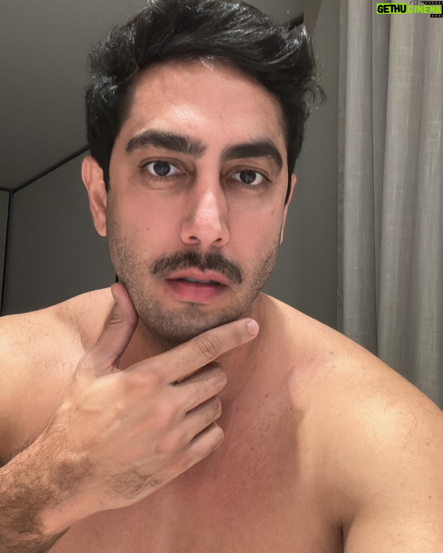 Jonathan Nemer Instagram - Foi pegar uma gripe forte, ficar uns dias sem sair de casa que deu isso… visual novo. Preciso saber a opinião de vocês: 1- COM QUEM ESTOU PARECENDO? 2- Aprovado? Reprovado? Ou ainda estão na dúvida? Hahahahahaha Vontade de fazer um show assim heim PRÓXIMOS SHOWS: 15/04 Guarulhos/SP 16/04 Mogi das Cruzes/SP 17/04 Vitória/ES 18/04 Fortaleza/CE 20/04 Salvador/BA 22/04 Recife/PE 23/04 São Luis/MA 24/04 Campinas/SP 30/04 Lisboa/PORTUGAL 01/05 Porto/PORTUGAL 05/05 Dublin/IRLANDA 14/05 Ipatinga/MG 15/05 Governador Valadares/MG 16/05 Uberlândia/MG 17/05 Betim/MG 18/05 Belo Horizonte/MG 20/05 Mauá/SP 21/05 Santos/SP 22/05 Barueri/SP 12/06 Brasília/DF 13/06 Goiânia/GO 14/06 Jataí/GO 18/06 Araçatuba/SP 19/06 Rio de Janeiro/RJ 24/06 Londrina/PR 25/06 Maringá/PR 26/06 Ponta Grossa/PR 27/06 Curitiba/PR 03/07 Umuarama/PR 10/07 Rondonópolis/MT 11/07 Cuiabá/MT 12/07 Porto Velho/RO INGRESSOS: jonathannemer.com.br