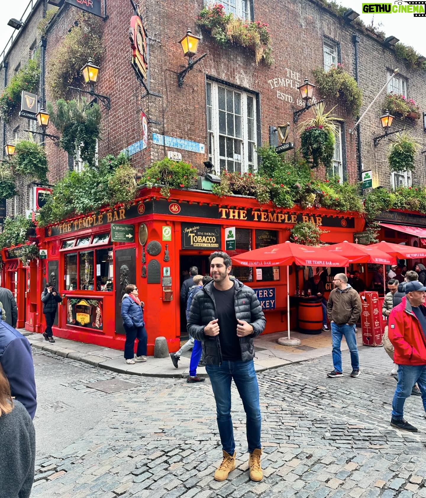 Jonathan Nemer Instagram - Em poucas horas na Irlanda, já fiquei encantado com esse lugar. Uma junção de Beleza da natureza Beleza antiga construída tempo fechado… o que faz parecer um cenário perfeito de uma comédia romântica. Tudo a ver comigo 😂🙈 Vocês já conhecem a Irlanda? Infelizmente tenho poucos dias aqui, mas se puderem, escrevam nos comentários sugestões de coisas para fazermos 🙌🙌🙌 PRÓXIMOS SHOWS: 05/05 Dublin/IRLANDA DOMINGOOO 14/05 Ipatinga/MG 15/05 Governador Valadares/MG 16/05 Uberlândia/MG 17/05 Betim/MG 18/05 Belo Horizonte/MG 20/05 Mauá/SP 21/05 Santos/SP 22/05 Barueri/SP 31/05 Montreal/CANADÁ 03/06 Toronto/CANADÁ 05/06 Vancouver/CANADÁ 09/06 Calgary/CANADÁ 12/06 Brasília/DF 13/06 Goiânia/GO 14/06 Jataí/GO 16/06 São José dos Campos/SP 17/06 São José do Rio Preto/SP 18/06 Araçatuba/SP 19/06 Rio de Janeiro/RJ 20/06 Natal/RN 24/06 Londrina/PR 25/06 Maringá/PR 26/06 Ponta Grossa/PR 27/06 Curitiba/PR 28/06 Blumenau/SC 29/06 Itajaí/SC 30/06 São José/SC 01/07 Joinville/SC 02/07 Porto Alegre/RS 03/07 Umuarama/PR 04/07 Cascavel/PR 05/07 Foz do Iguaçu/PR 10/07 Rondonópolis/MT 11/07 Cuiabá/MT 12/07 Porto Velho/RO 13/07 Manaus/AM INGRESSOS: jonathannemer.com.br
