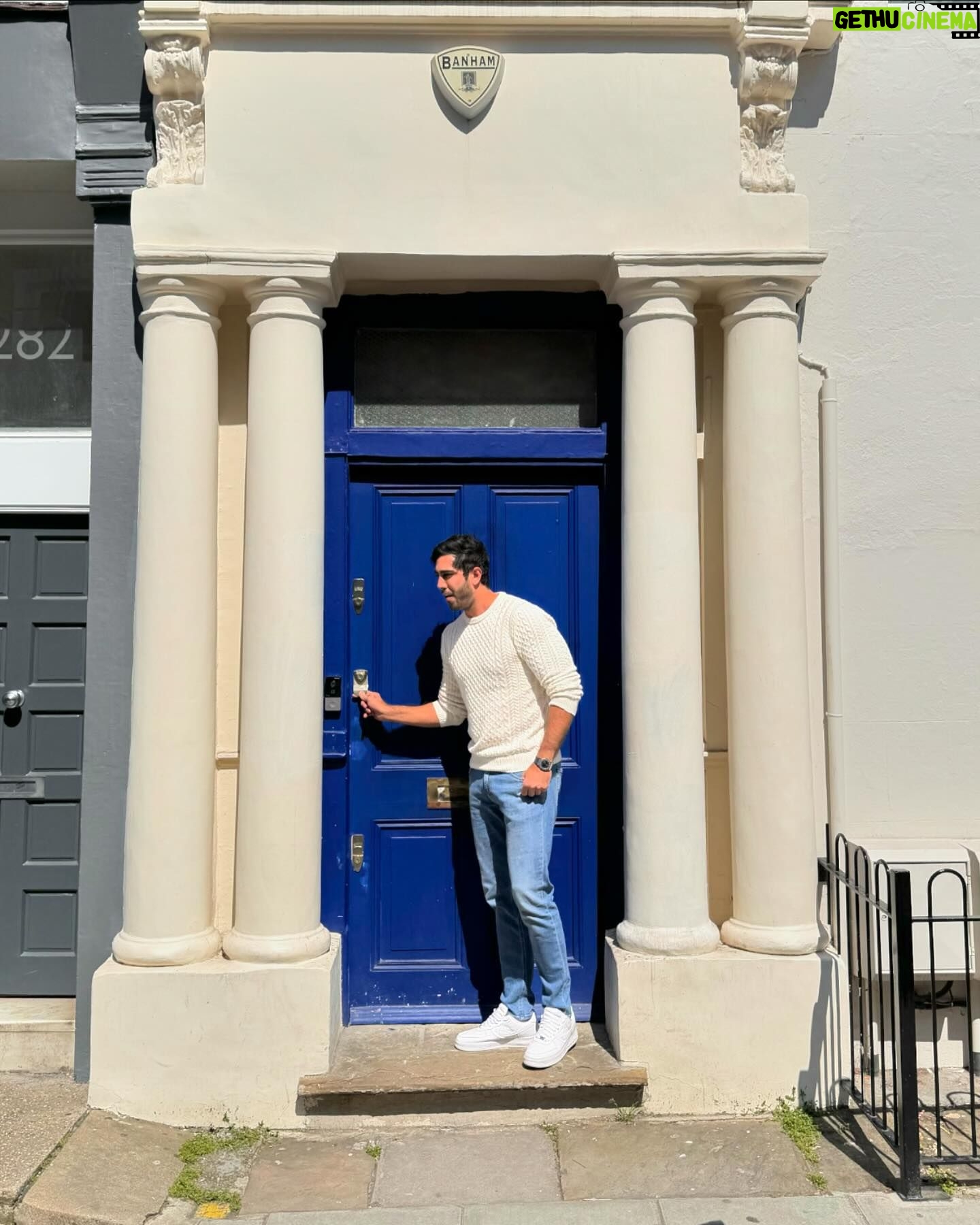 Jonathan Nemer Instagram - Um lugar chamado Notting Hills… estou a procura da Julia Roberts 😂😂😂 Alguém aí também é fã desse filme? E já que estou em Londres, quero saber de vcs… que filme gravado por aqui prefere? Notting Hill ou Harry Potter? Eu vou de Notting Hill ❤️🥰 PRÓXIMOS SHOWS: 14/05 Ipatinga/MG 15/05 Governador Valadares/MG 16/05 Uberlândia/MG 17/05 Betim/MG ESGOTADO 18/05 Belo Horizonte/MG ESGOTADO 20/05 Mauá/SP 21/05 Santos/SP ESGOTADO 22/05 Barueri/SP 31/05 Montreal/CANADÁ 03/06 Toronto/CANADÁ 05/06 Vancouver/CANADÁ 09/06 Calgary/CANADÁ 12/06 Brasília/DF 13/06 Goiânia/GO 14/06 Jataí/GO 16/06 São José dos Campos/SP 17/06 São José do Rio Preto/SP 18/06 Araçatuba/SP 19/06 Rio de Janeiro/RJ 20/06 Natal/RN 24/06 Londrina/PR 25/06 Maringá/PR 26/06 Ponta Grossa/PR 27/06 Curitiba/PR 28/06 Blumenau/SC 29/06 Itajaí/SC 30/06 São José/SC 01/07 Joinville/SC 02/07 Porto Alegre/RS 03/07 Umuarama/PR 04/07 Cascavel/PR 05/07 Foz do Iguaçu/PR 10/07 Rondonópolis/MT 11/07 Cuiabá/MT 12/07 Porto Velho/RO 13/07 Manaus/AM INGRESSOS: jonathannemer.com.br