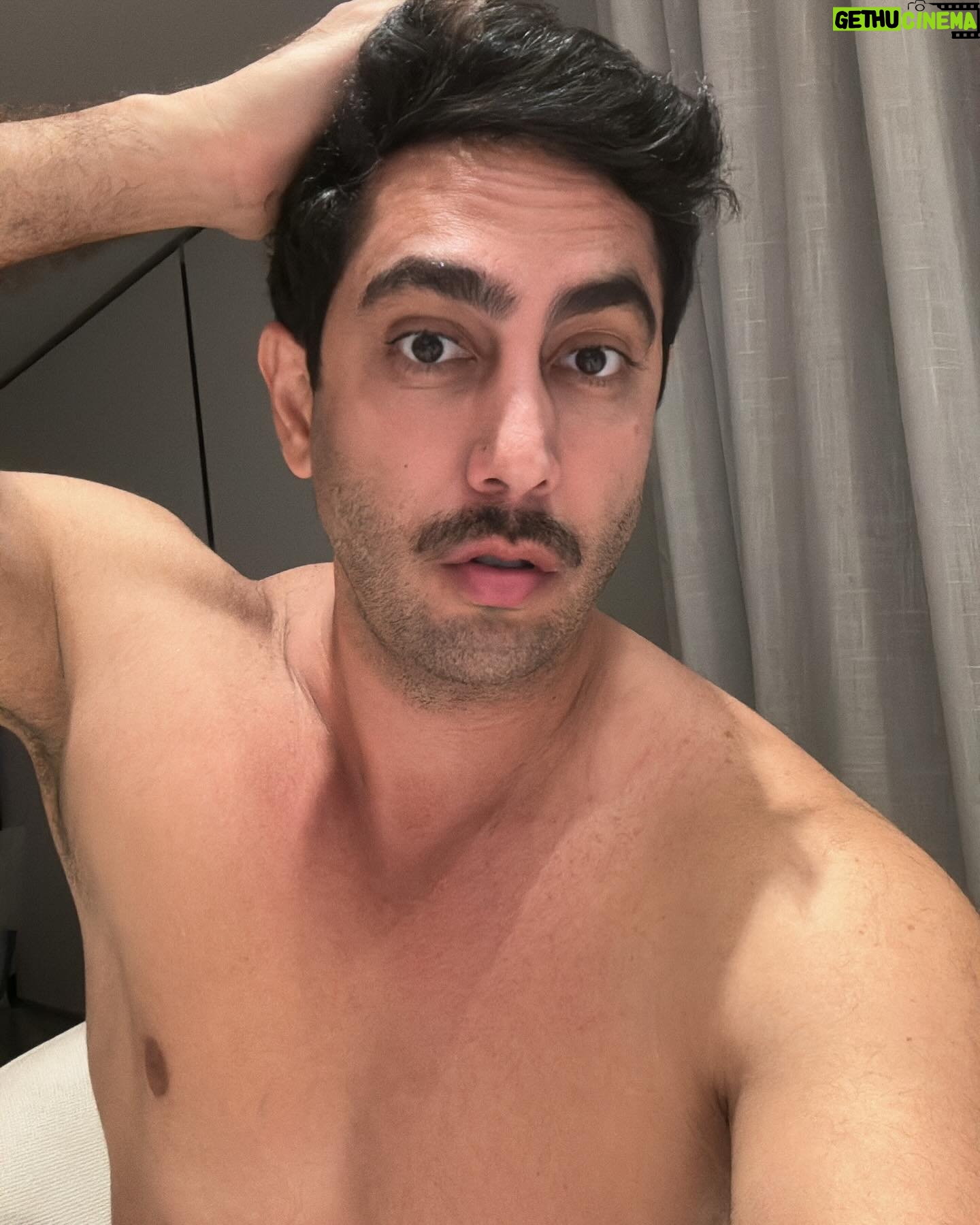 Jonathan Nemer Instagram - Foi pegar uma gripe forte, ficar uns dias sem sair de casa que deu isso… visual novo. Preciso saber a opinião de vocês: 1- COM QUEM ESTOU PARECENDO? 2- Aprovado? Reprovado? Ou ainda estão na dúvida? Hahahahahaha Vontade de fazer um show assim heim PRÓXIMOS SHOWS: 15/04 Guarulhos/SP 16/04 Mogi das Cruzes/SP 17/04 Vitória/ES 18/04 Fortaleza/CE 20/04 Salvador/BA 22/04 Recife/PE 23/04 São Luis/MA 24/04 Campinas/SP 30/04 Lisboa/PORTUGAL 01/05 Porto/PORTUGAL 05/05 Dublin/IRLANDA 14/05 Ipatinga/MG 15/05 Governador Valadares/MG 16/05 Uberlândia/MG 17/05 Betim/MG 18/05 Belo Horizonte/MG 20/05 Mauá/SP 21/05 Santos/SP 22/05 Barueri/SP 12/06 Brasília/DF 13/06 Goiânia/GO 14/06 Jataí/GO 18/06 Araçatuba/SP 19/06 Rio de Janeiro/RJ 24/06 Londrina/PR 25/06 Maringá/PR 26/06 Ponta Grossa/PR 27/06 Curitiba/PR 03/07 Umuarama/PR 10/07 Rondonópolis/MT 11/07 Cuiabá/MT 12/07 Porto Velho/RO INGRESSOS: jonathannemer.com.br