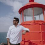 Jonathan Nemer Instagram - A cidade é famosa por ter as ondas mais altas do mundo… eu sou tão azarado, que no dia que eu fui, parecia uma lagoa 😂😂😂 De qualquer forma, deu pra fazer umas fotos que eu amei. Pelas lentes do talentoso @matheuskoelhofotografia. E aí… gostaram mais de qual foto? 1, 2 ou 3? PRÓXIMOS SHOWS: 14/05 Ipatinga/MG 15/05 Governador Valadares/MG 16/05 Uberlândia/MG 17/05 Betim/MG ESGOTADO 18/05 Belo Horizonte/MG ESGOTADO 20/05 Mauá/SP 21/05 Santos/SP ESGOTADO 22/05 Barueri/SP 31/05 Montreal/CANADÁ 03/06 Toronto/CANADÁ 05/06 Vancouver/CANADÁ 09/06 Calgary/CANADÁ 12/06 Brasília/DF 13/06 Goiânia/GO 14/06 Jataí/GO 16/06 São José dos Campos/SP 17/06 São José do Rio Preto/SP 18/06 Araçatuba/SP 19/06 Rio de Janeiro/RJ 20/06 Natal/RN 24/06 Londrina/PR 25/06 Maringá/PR 26/06 Ponta Grossa/PR 27/06 Curitiba/PR 28/06 Blumenau/SC 29/06 Itajaí/SC 30/06 São José/SC 01/07 Joinville/SC 02/07 Porto Alegre/RS 03/07 Umuarama/PR 04/07 Cascavel/PR 05/07 Foz do Iguaçu/PR 10/07 Rondonópolis/MT 11/07 Cuiabá/MT 12/07 Porto Velho/RO 13/07 Manaus/AM INGRESSOS: jonathannemer.com.br