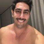 Jonathan Nemer Instagram – Foi pegar uma gripe forte, ficar uns dias sem sair de casa que deu isso… visual novo. Preciso saber a opinião de vocês: 1- COM QUEM ESTOU PARECENDO? 2- Aprovado? Reprovado? Ou ainda estão na dúvida? Hahahahahaha Vontade de fazer um show assim heim

PRÓXIMOS SHOWS:
15/04 Guarulhos/SP
16/04 Mogi das Cruzes/SP
17/04 Vitória/ES
18/04 Fortaleza/CE
20/04 Salvador/BA
22/04 Recife/PE
23/04 São Luis/MA
24/04 Campinas/SP

30/04 Lisboa/PORTUGAL
01/05 Porto/PORTUGAL
05/05 Dublin/IRLANDA

14/05 Ipatinga/MG
15/05 Governador Valadares/MG
16/05 Uberlândia/MG
17/05 Betim/MG
18/05 Belo Horizonte/MG
20/05 Mauá/SP
21/05 Santos/SP
22/05 Barueri/SP

12/06 Brasília/DF
13/06 Goiânia/GO
14/06 Jataí/GO
18/06 Araçatuba/SP
19/06 Rio de Janeiro/RJ
24/06 Londrina/PR
25/06 Maringá/PR
26/06 Ponta Grossa/PR
27/06 Curitiba/PR

03/07 Umuarama/PR
10/07 Rondonópolis/MT
11/07 Cuiabá/MT
12/07 Porto Velho/RO
INGRESSOS: jonathannemer.com.br