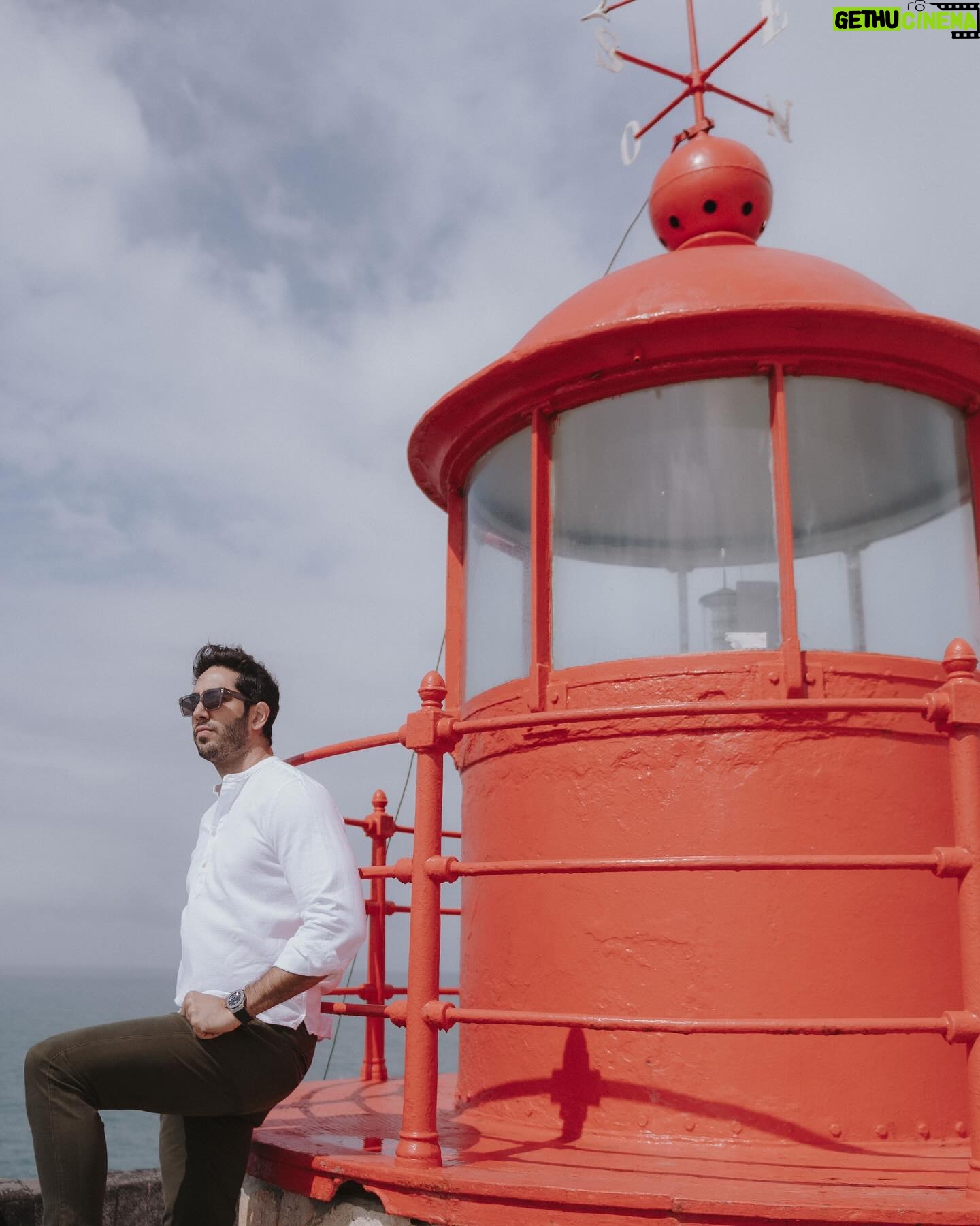Jonathan Nemer Instagram - A cidade é famosa por ter as ondas mais altas do mundo… eu sou tão azarado, que no dia que eu fui, parecia uma lagoa 😂😂😂 De qualquer forma, deu pra fazer umas fotos que eu amei. Pelas lentes do talentoso @matheuskoelhofotografia. E aí… gostaram mais de qual foto? 1, 2 ou 3? PRÓXIMOS SHOWS: 14/05 Ipatinga/MG 15/05 Governador Valadares/MG 16/05 Uberlândia/MG 17/05 Betim/MG ESGOTADO 18/05 Belo Horizonte/MG ESGOTADO 20/05 Mauá/SP 21/05 Santos/SP ESGOTADO 22/05 Barueri/SP 31/05 Montreal/CANADÁ 03/06 Toronto/CANADÁ 05/06 Vancouver/CANADÁ 09/06 Calgary/CANADÁ 12/06 Brasília/DF 13/06 Goiânia/GO 14/06 Jataí/GO 16/06 São José dos Campos/SP 17/06 São José do Rio Preto/SP 18/06 Araçatuba/SP 19/06 Rio de Janeiro/RJ 20/06 Natal/RN 24/06 Londrina/PR 25/06 Maringá/PR 26/06 Ponta Grossa/PR 27/06 Curitiba/PR 28/06 Blumenau/SC 29/06 Itajaí/SC 30/06 São José/SC 01/07 Joinville/SC 02/07 Porto Alegre/RS 03/07 Umuarama/PR 04/07 Cascavel/PR 05/07 Foz do Iguaçu/PR 10/07 Rondonópolis/MT 11/07 Cuiabá/MT 12/07 Porto Velho/RO 13/07 Manaus/AM INGRESSOS: jonathannemer.com.br