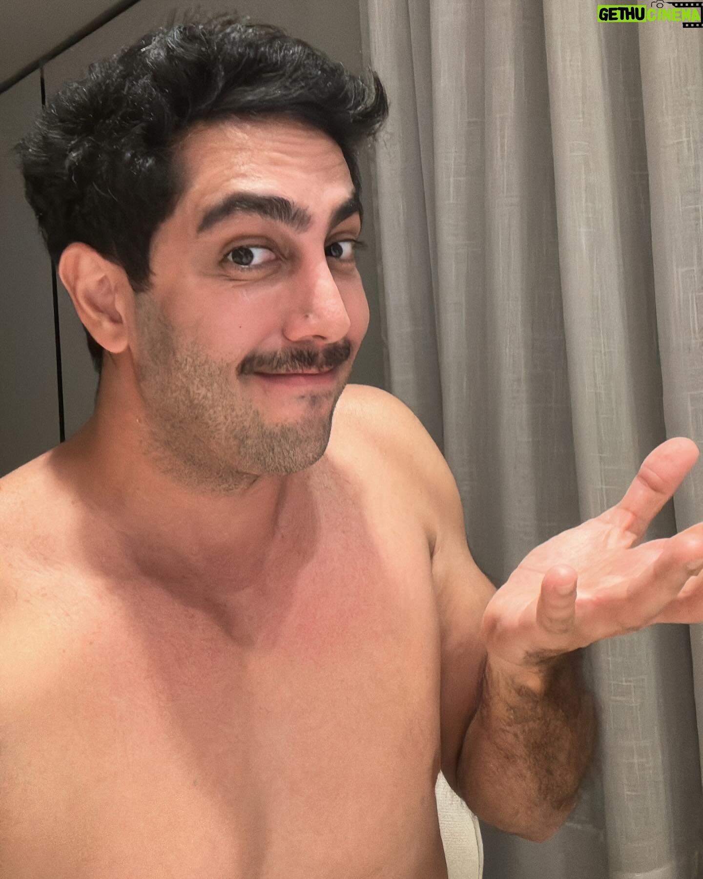 Jonathan Nemer Instagram - Foi pegar uma gripe forte, ficar uns dias sem sair de casa que deu isso… visual novo. Preciso saber a opinião de vocês: 1- COM QUEM ESTOU PARECENDO? 2- Aprovado? Reprovado? Ou ainda estão na dúvida? Hahahahahaha Vontade de fazer um show assim heim PRÓXIMOS SHOWS: 15/04 Guarulhos/SP 16/04 Mogi das Cruzes/SP 17/04 Vitória/ES 18/04 Fortaleza/CE 20/04 Salvador/BA 22/04 Recife/PE 23/04 São Luis/MA 24/04 Campinas/SP 30/04 Lisboa/PORTUGAL 01/05 Porto/PORTUGAL 05/05 Dublin/IRLANDA 14/05 Ipatinga/MG 15/05 Governador Valadares/MG 16/05 Uberlândia/MG 17/05 Betim/MG 18/05 Belo Horizonte/MG 20/05 Mauá/SP 21/05 Santos/SP 22/05 Barueri/SP 12/06 Brasília/DF 13/06 Goiânia/GO 14/06 Jataí/GO 18/06 Araçatuba/SP 19/06 Rio de Janeiro/RJ 24/06 Londrina/PR 25/06 Maringá/PR 26/06 Ponta Grossa/PR 27/06 Curitiba/PR 03/07 Umuarama/PR 10/07 Rondonópolis/MT 11/07 Cuiabá/MT 12/07 Porto Velho/RO INGRESSOS: jonathannemer.com.br