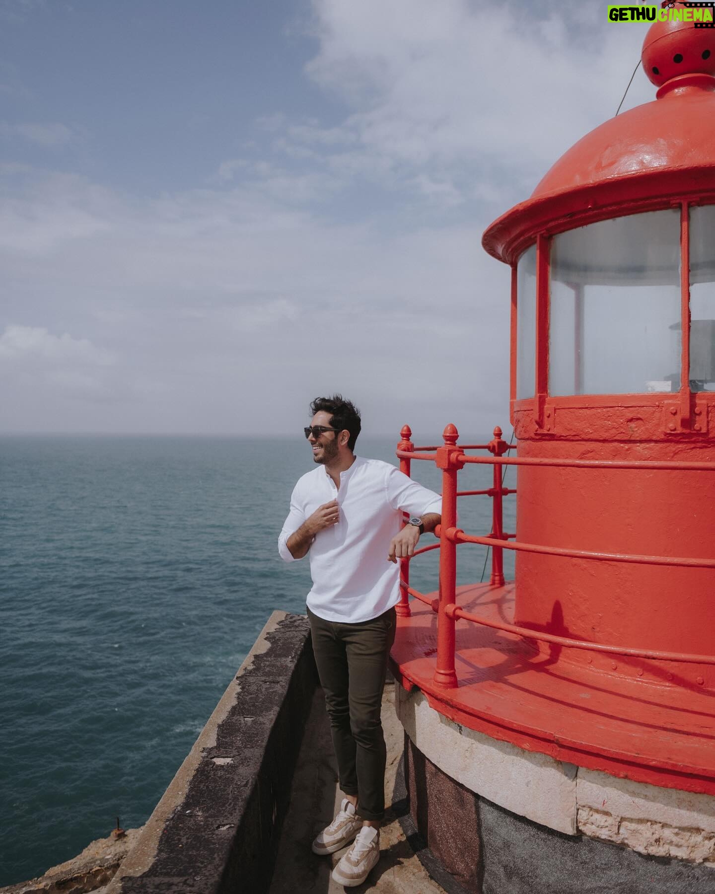 Jonathan Nemer Instagram - A cidade é famosa por ter as ondas mais altas do mundo… eu sou tão azarado, que no dia que eu fui, parecia uma lagoa 😂😂😂 De qualquer forma, deu pra fazer umas fotos que eu amei. Pelas lentes do talentoso @matheuskoelhofotografia. E aí… gostaram mais de qual foto? 1, 2 ou 3? PRÓXIMOS SHOWS: 14/05 Ipatinga/MG 15/05 Governador Valadares/MG 16/05 Uberlândia/MG 17/05 Betim/MG ESGOTADO 18/05 Belo Horizonte/MG ESGOTADO 20/05 Mauá/SP 21/05 Santos/SP ESGOTADO 22/05 Barueri/SP 31/05 Montreal/CANADÁ 03/06 Toronto/CANADÁ 05/06 Vancouver/CANADÁ 09/06 Calgary/CANADÁ 12/06 Brasília/DF 13/06 Goiânia/GO 14/06 Jataí/GO 16/06 São José dos Campos/SP 17/06 São José do Rio Preto/SP 18/06 Araçatuba/SP 19/06 Rio de Janeiro/RJ 20/06 Natal/RN 24/06 Londrina/PR 25/06 Maringá/PR 26/06 Ponta Grossa/PR 27/06 Curitiba/PR 28/06 Blumenau/SC 29/06 Itajaí/SC 30/06 São José/SC 01/07 Joinville/SC 02/07 Porto Alegre/RS 03/07 Umuarama/PR 04/07 Cascavel/PR 05/07 Foz do Iguaçu/PR 10/07 Rondonópolis/MT 11/07 Cuiabá/MT 12/07 Porto Velho/RO 13/07 Manaus/AM INGRESSOS: jonathannemer.com.br