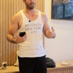 Jonathan Nemer Instagram - Dizem que toda mulher tem pavor de sair com um homem usando camisa de time ou camiseta regata. Isso procede aí na sua casa? Se fosse pra escolher um dos 2… QUAL É PIOR? Camisa de Time ou Regata? Ou prefeririam não sair? Comentem aí kkkkkkkkkk PRÓXIMOS SHOWS: 14/03 Curitiba/PR 15/03 Goiânia/GO ESGOTADO 16/03 Brasília/DF ESGOTADO 17/03 Anápolis/GO 19/03 São José dos Campos/SP ESGOTADO 20/03 São Paulo/SP 21/03 Rio de Janeiro/RJ 22/03 Duque de Caxias/RJ ESGOTADO 15/04 Guarulhos/SP 16/04 Mogi das Cruzes/SP 17/04 Vitória/ES 18/04 Fortaleza/CE 20/04 Salvador/BA 23/04 São Luis/MA 16/05 Uberlândia/MG 17/05 Betim/MG 20/05 Mauá/SP 21/05 Santos/SP INGRESSOS: jonathannemer.com.br