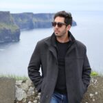 Jonathan Nemer Instagram - Hoje tive um dia pra conhecer um dos lugares mais bonitos da Irlanda (e talvez do mundo)… o famoso ‘Cliffs of Moher”. Inclusive foi cenário de alguns filmes super famosos. A beleza e a grandiosidade desse lugar é impressionante. Se um dia vierem pra Irlanda, vale a pena conhecer. Tem mais algum outro lugar lindo por aqui, que vale a pena ir? Escrevam nos comentários. Ahhh, e qual foto gostaram mais? 1, 2 ou 3? PRÓXIMOS SHOWS: 14/05 Ipatinga/MG 15/05 Governador Valadares/MG 16/05 Uberlândia/MG 17/05 Betim/MG 18/05 Belo Horizonte/MG 20/05 Mauá/SP 21/05 Santos/SP 22/05 Barueri/SP 31/05 Montreal/CANADÁ 03/06 Toronto/CANADÁ 05/06 Vancouver/CANADÁ 09/06 Calgary/CANADÁ 12/06 Brasília/DF 13/06 Goiânia/GO 14/06 Jataí/GO 16/06 São José dos Campos/SP 17/06 São José do Rio Preto/SP 18/06 Araçatuba/SP 19/06 Rio de Janeiro/RJ 20/06 Natal/RN 24/06 Londrina/PR 25/06 Maringá/PR 26/06 Ponta Grossa/PR 27/06 Curitiba/PR 28/06 Blumenau/SC 29/06 Itajaí/SC 30/06 São José/SC 01/07 Joinville/SC 02/07 Porto Alegre/RS 03/07 Umuarama/PR 04/07 Cascavel/PR 05/07 Foz do Iguaçu/PR 10/07 Rondonópolis/MT 11/07 Cuiabá/MT 12/07 Porto Velho/RO 13/07 Manaus/AM INGRESSOS: jonathannemer.com.br