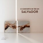 Jonathan Nemer Instagram - Como é bom ter um Salvador. Melhor que isso: como é bom ter Jesus como Salvador. Ele nos salva, nos dá vida eterna, nos socorre, nos ajuda. Pintou um problema? Uma necessidade? Haha é só fechar os olhos e pedir. Quer saber? Não precisa nem fechar os olhos: SÓ PEDE! Simples, rápido, fácil. ELE TEM QUE nos ajudar. ELE TEM QUE NOS SOCORRER! Afinal, Ele é bom. Que maravilha. Ter Jesus como Salvador é quase como ter um Resolvedor de problemas divino. É quase um gênio da lâmpada. Mas basta o Salvador nos responder que voltamos a viver como bem entendemos. Afinal, Ele já deu o que pedíamos. Logo, o propósito da relação se esgota. Até aparecer um novo problema. É confortável ter um Salvador. Difícil é ter um Senhor. Ah não, Senhor não, credo! O Salvador me ajuda, me socorre. O Senhor me atrapalha, me incomoda. O Senhor quer mudar meu jeito, quer me transformar, quer me tirar da zona de conforto! Eu gosto do Jesus Salvador, do Senhor não! Onde já se viu? Mudar minha forma de pensar? De falar? De agir? De trabalhar, de vestir, o que posto na internet, o que faço. O Senhor é invasivo e abusivo! Mais fácil postar um story pela manhã do meu devocional “café com Deus Pai” e fazer o que eu quiser ao longo do dia. Meu compromisso com o Salvador já está completo. Difícil falar assumidamente, mas parece que na prática esse tem sido um estilo de vida de boa parte de nós, cristãos. Jesus é nosso Senhor e Salvador. E andar com Jesus implica necessariamente em andar também com o Senhor e dar liberdade pra ele ser Senhor. Liberdade pra mudar tudo o que tem que ser mudado. Mais do que Senhor e Salvador, Jesus, o próprio Deus, também é Pai. E os filhos conversam com o Pai. Não apenas para pedir, mas porque precisam falar com Ele, mesmo estando tudo bem. Os filhos costumam ser parecidos com seus pais. Será que estamos parecidos com o Pai? Será que conseguirão enxergar e reconhecer nosso Pai, em nossas atitudes, como filhos? Aceite Jesus como Salvador e também como SENHOR da sua vida. E se relacione com o Pai em todo tempo, para se tornar cada vez mais parecido com Ele. Deus abençoe a todos