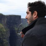 Jonathan Nemer Instagram - Hoje tive um dia pra conhecer um dos lugares mais bonitos da Irlanda (e talvez do mundo)… o famoso ‘Cliffs of Moher”. Inclusive foi cenário de alguns filmes super famosos. A beleza e a grandiosidade desse lugar é impressionante. Se um dia vierem pra Irlanda, vale a pena conhecer. Tem mais algum outro lugar lindo por aqui, que vale a pena ir? Escrevam nos comentários. Ahhh, e qual foto gostaram mais? 1, 2 ou 3? PRÓXIMOS SHOWS: 14/05 Ipatinga/MG 15/05 Governador Valadares/MG 16/05 Uberlândia/MG 17/05 Betim/MG 18/05 Belo Horizonte/MG 20/05 Mauá/SP 21/05 Santos/SP 22/05 Barueri/SP 31/05 Montreal/CANADÁ 03/06 Toronto/CANADÁ 05/06 Vancouver/CANADÁ 09/06 Calgary/CANADÁ 12/06 Brasília/DF 13/06 Goiânia/GO 14/06 Jataí/GO 16/06 São José dos Campos/SP 17/06 São José do Rio Preto/SP 18/06 Araçatuba/SP 19/06 Rio de Janeiro/RJ 20/06 Natal/RN 24/06 Londrina/PR 25/06 Maringá/PR 26/06 Ponta Grossa/PR 27/06 Curitiba/PR 28/06 Blumenau/SC 29/06 Itajaí/SC 30/06 São José/SC 01/07 Joinville/SC 02/07 Porto Alegre/RS 03/07 Umuarama/PR 04/07 Cascavel/PR 05/07 Foz do Iguaçu/PR 10/07 Rondonópolis/MT 11/07 Cuiabá/MT 12/07 Porto Velho/RO 13/07 Manaus/AM INGRESSOS: jonathannemer.com.br