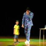 Jonathan Nemer Instagram - Essa é a vantagem do meu show ser Censura Livre… poder receber a criançada é demais. A sacada dele no final, me desmontou completamente HAHAHAHAHAHA Como vocês acham que se sairia o filho de vocês? Falaria ou travaria? O Edu deu showww… VALEU EDU! PRÓXIMOS SHOWS: 21/02 Diadema/SP 22/02 São Bernardo do Campo/SP ESGOTADO 23/02 Limeira/SP 24/02 Santana de Parnaíba/SP 26/02 Atibaia/SP 27/02 Praia Grande/SP ESGOTADO 28/02 Ubatuba/SP ESGOTADO 29/02 Guarujá/SP ESGOTADO 14/03 Curitiba/PR 15/03 Goiânia/GO 16/03 Brasília/DF 17/03 Anápolis/GO 19/03 São José dos Campos/SP 20/03 São Paulo/SP 21/03 Rio de Janeiro/RJ 22/03 Duque de Caxias/RJ INGRESSOS: jonathannemer.com.br
