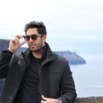 Jonathan Nemer Instagram - Hoje tive um dia pra conhecer um dos lugares mais bonitos da Irlanda (e talvez do mundo)… o famoso ‘Cliffs of Moher”. Inclusive foi cenário de alguns filmes super famosos. A beleza e a grandiosidade desse lugar é impressionante. Se um dia vierem pra Irlanda, vale a pena conhecer. Tem mais algum outro lugar lindo por aqui, que vale a pena ir? Escrevam nos comentários. Ahhh, e qual foto gostaram mais? 1, 2 ou 3? PRÓXIMOS SHOWS: 14/05 Ipatinga/MG 15/05 Governador Valadares/MG 16/05 Uberlândia/MG 17/05 Betim/MG 18/05 Belo Horizonte/MG 20/05 Mauá/SP 21/05 Santos/SP 22/05 Barueri/SP 31/05 Montreal/CANADÁ 03/06 Toronto/CANADÁ 05/06 Vancouver/CANADÁ 09/06 Calgary/CANADÁ 12/06 Brasília/DF 13/06 Goiânia/GO 14/06 Jataí/GO 16/06 São José dos Campos/SP 17/06 São José do Rio Preto/SP 18/06 Araçatuba/SP 19/06 Rio de Janeiro/RJ 20/06 Natal/RN 24/06 Londrina/PR 25/06 Maringá/PR 26/06 Ponta Grossa/PR 27/06 Curitiba/PR 28/06 Blumenau/SC 29/06 Itajaí/SC 30/06 São José/SC 01/07 Joinville/SC 02/07 Porto Alegre/RS 03/07 Umuarama/PR 04/07 Cascavel/PR 05/07 Foz do Iguaçu/PR 10/07 Rondonópolis/MT 11/07 Cuiabá/MT 12/07 Porto Velho/RO 13/07 Manaus/AM INGRESSOS: jonathannemer.com.br