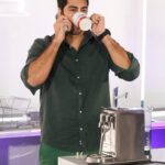 Jonathan Nemer Instagram - O Doutor ainda não me respondeu, alguém sabe responder? 😂😂😂😂 Quantos cafés vocês tomam por dia? Alguém já tomou 1 litro de café em 1 dia? Escrevam nos comentários PRÓXIMOS SHOWS: 21/02 Diadema/SP 22/02 São Bernardo do Campo/SP 23/02 Limeira/SP 24/02 Santana de Parnaíba/SP 26/02 Atibaia/SP 27/02 Praia Grande/SP 28/02 Ubatuba/SP 29/02 Guarujá/SP 14/03 Curitiba/PR 15/03 Goiânia/GO 16/03 Brasília/DF 17/03 Anápolis/GO 19/03 São José dos Campos/SP 20/03 São Paulo/SP 21/03 Rio de Janeiro/RJ 22/03 Duque de Caxias/RJ INGRESSOS: jonathannemer.com.br