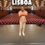 Jonathan Nemer Instagram – OBRIGADO LISBOAAAA! Essa foi a 1ª sessão! Galera animadaçaaaa! Vcs foram demaissss!!! Amei a vibe, a energia, e ver quantos portugueses no Teatro. QUE DEMAISSS! Gostaram do show? O que mais gostaram? Comentem aiiii
PRÓXIMOS SHOWS:
01/05 Porto/PORTUGAL
05/05 Dublin/IRLANDA
14/05 Ipatinga/MG
15/05 Governador Valadares/MG
16/05 Uberlândia/MG
17/05 Betim/MG
18/05 Belo Horizonte/MG
20/05 Mauá/SP
21/05 Santos/SP
22/05 Barueri/SP
31/05 Montreal/CANADÁ
03/06 Toronto/CANADÁ
05/06 Vancouver/CANADÁ
09/06 Calgary/CANADÁ
12/06 Brasília/DF
13/06 Goiânia/GO
14/06 Jataí/GO
16/06 São José dos Campos/SP
17/06 São José do Rio Preto/SP
18/06 Araçatuba/SP
19/06 Rio de Janeiro/RJ
20/06 Natal/RN
24/06 Londrina/PR
25/06 Maringá/PR
26/06 Ponta Grossa/PR
27/06 Curitiba/PR
28/06 Blumenau/SC
29/06 Itajaí/SC
30/06 São José/SC
01/07 Joinville/SC
02/07 Porto Alegre/RS
03/07 Umuarama/PR
04/07 Cascavel/PR
05/07 Foz do Iguaçu/PR
10/07 Rondonópolis/MT
11/07 Cuiabá/MT
12/07 Porto Velho/RO
13/07 Manaus/AM
INGRESSOS: jonathannemer.com.br