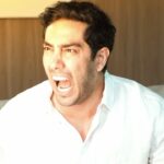 Jonathan Nemer Instagram - Existem 2 tipos de pessoas… aquelas que eu não sei como conseguem enxergar a tela, de tão escura que ela está… e aquelas que parece que estão com um farol no meio da cara hahahahhaha Quem você é? COMPARTILHEEEE PRÓXIMOS SHOWS: 20/04 Salvador/BA ESGOTADO 22/04 Recife/PE 23/04 São Luis/MA 24/04 Campinas/SP 30/04 Lisboa/PORTUGAL 01/05 Porto/PORTUGAL 05/05 Dublin/IRLANDA 14/05 Ipatinga/MG 15/05 Governador Valadares/MG 16/05 Uberlândia/MG 17/05 Betim/MG 18/05 Belo Horizonte/MG 20/05 Mauá/SP 21/05 Santos/SP 22/05 Barueri/SP 31/05 Montreal/CANADÁ 03/06 Toronto/CANADÁ 05/06 Vancouver/CANADÁ 09/06 Calgary/CANADÁ 12/06 Brasília/DF 13/06 Goiânia/GO 14/06 Jataí/GO 16/06 São José dos Campos/SP 17/06 São José do Rio Preto/SP 18/06 Araçatuba/SP 19/06 Rio de Janeiro/RJ 20/06 Natal/RN 24/06 Londrina/PR 25/06 Maringá/PR 26/06 Ponta Grossa/PR 27/06 Curitiba/PR 30/06 São José/SC 01/07 Joinville/SC 02/07 Porto Alegre/RS 03/07 Umuarama/PR 04/07 Cascavel/PR 05/07 Foz do Iguaçu/PR 10/07 Rondonópolis/MT 11/07 Cuiabá/MT 12/07 Porto Velho/RO 13/07 Manaus/AM INGRESSOS: jonathannemer.com.br