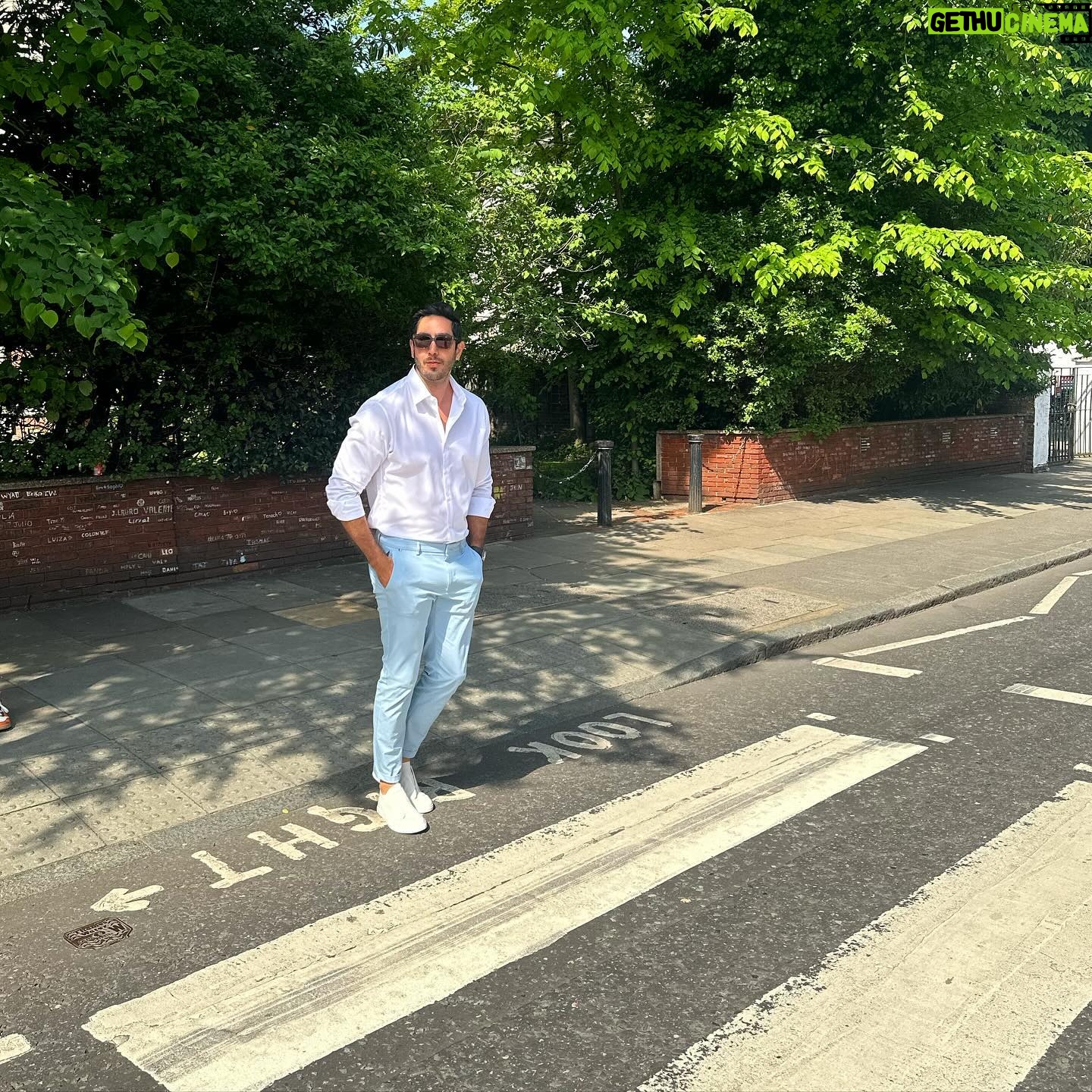 Jonathan Nemer Instagram - Mesmo com estresse de cancelamento de vôo, to conseguindo aproveitar um pouco do último dia em Londres. Agora, na faixa de pedestres mais famosa do mundo musical. E pra você? Esse seria um local que você gostaria de visitar? Escreva nos comentários… ahhh, aproveitando, quero saber, qual música preferida dos Beatles pra vcs? PRÓXIMOS SHOWS: 14/05 Ipatinga/MG 15/05 Governador Valadares/MG 16/05 Uberlândia/MG 17/05 Betim/MG ESGOTADO 18/05 Belo Horizonte/MG ESGOTADO 20/05 Mauá/SP 21/05 Santos/SP ESGOTADO 22/05 Barueri/SP 31/05 Montreal/CANADÁ 03/06 Toronto/CANADÁ 05/06 Vancouver/CANADÁ 09/06 Calgary/CANADÁ 12/06 Brasília/DF 13/06 Goiânia/GO 14/06 Jataí/GO 16/06 São José dos Campos/SP 17/06 São José do Rio Preto/SP 18/06 Araçatuba/SP 19/06 Rio de Janeiro/RJ 20/06 Natal/RN 24/06 Londrina/PR 25/06 Maringá/PR 26/06 Ponta Grossa/PR 27/06 Curitiba/PR 28/06 Blumenau/SC 29/06 Itajaí/SC 30/06 São José/SC 01/07 Joinville/SC 02/07 Porto Alegre/RS 03/07 Umuarama/PR 04/07 Cascavel/PR 05/07 Foz do Iguaçu/PR 10/07 Rondonópolis/MT 11/07 Cuiabá/MT 12/07 Porto Velho/RO 13/07 Manaus/AM INGRESSOS: jonathannemer.com.br