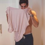 Jonathan Nemer Instagram - Por favor… fiz esse vídeo me sentindo culpado… sou só eu que faço isso ou mais alguém faz? Hahahahaha COMPARTILHE PRÓXIMOS SHOWS: 18/04 Fortaleza/CE HOJE 20/04 Salvador/BA ESGOTADO 22/04 Recife/PE 23/04 São Luis/MA 24/04 Campinas/SP 30/04 Lisboa/PORTUGAL 01/05 Porto/PORTUGAL 05/05 Dublin/IRLANDA 14/05 Ipatinga/MG 15/05 Governador Valadares/MG 16/05 Uberlândia/MG 17/05 Betim/MG 18/05 Belo Horizonte/MG 20/05 Mauá/SP 21/05 Santos/SP 22/05 Barueri/SP 31/05 Montreal/CANADÁ 03/06 Toronto/CANADÁ 05/06 Vancouver/CANADÁ 09/06 Calgary/CANADÁ 12/06 Brasília/DF 13/06 Goiânia/GO 14/06 Jataí/GO 16/06 São José dos Campos/SP 17/06 São José do Rio Preto/SP 18/06 Araçatuba/SP 19/06 Rio de Janeiro/RJ 20/06 Natal/RN 24/06 Londrina/PR 25/06 Maringá/PR 26/06 Ponta Grossa/PR 27/06 Curitiba/PR 30/06 São José/SC 01/07 Joinville/SC 02/07 Porto Alegre/RS 03/07 Umuarama/PR 04/07 Cascavel/PR 05/07 Foz do Iguaçu/PR 10/07 Rondonópolis/MT 11/07 Cuiabá/MT 12/07 Porto Velho/RO 13/07 Manaus/AM INGRESSOS: jonathannemer.com.br