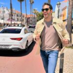 Jonathan Nemer Instagram – Parece que estou em Los Angeles, mas estou em Portugal mesmo meu chapa 😂😂😂 Amando conhecer este país, sua história e principalmente, encontrar pelas ruas tanta gente que me assiste… a propósito, gostaria de fazer uma pergunta pra vc que me segue: VC SE LEMBRA COMO ME CONHECEU? QUAL VIDEO? Escreva nos comentários
PRÓXIMOS SHOWS:
30/04 Lisboa/PORTUGAL 19:30h e 22h (últimos ingressos)
01/05 Porto/PORTUGAL
05/05 Dublin/IRLANDA (últimos ingressos)
14/05 Ipatinga/MG
15/05 Governador Valadares/MG
16/05 Uberlândia/MG
17/05 Betim/MG (últimos ingressos)
18/05 Belo Horizonte/MG (últimos ingressos)
20/05 Mauá/SP
21/05 Santos/SP (últimos ingressos)
22/05 Barueri/SP
31/05 Montreal/CANADÁ
03/06 Toronto/CANADÁ
05/06 Vancouver/CANADÁ
09/06 Calgary/CANADÁ
12/06 Brasília/DF
13/06 Goiânia/GO
14/06 Jataí/GO
16/06 São José dos Campos/SP
17/06 São José do Rio Preto/SP
18/06 Araçatuba/SP
19/06 Rio de Janeiro/RJ
20/06 Natal/RN
24/06 Londrina/PR
25/06 Maringá/PR
26/06 Ponta Grossa/PR
27/06 Curitiba/PR
28/06 Blumenau/SC
29/06 Itajaí/SC
30/06 São José/SC
01/07 Joinville/SC
02/07 Porto Alegre/RS
03/07 Umuarama/PR
04/07 Cascavel/PR
05/07 Foz do Iguaçu/PR
10/07 Rondonópolis/MT
11/07 Cuiabá/MT
12/07 Porto Velho/RO
13/07 Manaus/AM
INGRESSOS: jonathannemer.com.br