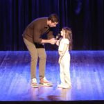 Jonathan Nemer Instagram - Ah, a Valentina… tão linda, tão inteligente e engraçada… pena que vai perder a herança do pai 😂😂😂😂 Eu morri de rir com esse trechinho do show. Como o filho de vocês se sairiam se subissem ao palco heim? Mandariam bem ou ficariam travados? Bora levar em um dos próximos shows e quem sabe, DESCOBRIR 😜 PRÓXIMOS SHOWS: 15/04 Guarulhos/SP 16/04 Mogi das Cruzes/SP 17/04 Vitória/ES ESGOTADO 18/04 Fortaleza/CE 20/04 Salvador/BA 22/04 Recife/PE 23/04 São Luis/MA 24/04 Campinas/SP 30/04 Lisboa/PORTUGAL 01/05 Porto/PORTUGAL 05/05 Dublin/IRLANDA 14/05 Ipatinga/MG 15/05 Governador Valadares/MG 16/05 Uberlândia/MG 17/05 Betim/MG 18/05 Belo Horizonte/MG 20/05 Mauá/SP 21/05 Santos/SP 22/05 Barueri/SP 31/05 Montreal/CANADÁ 03/06 Toronto/CANADÁ 05/06 Vancouver/CANADÁ 09/06 Calgary/CANADÁ 12/06 Brasília/DF 13/06 Goiânia/GO 14/06 Jataí/GO 18/06 Araçatuba/SP 19/06 Rio de Janeiro/RJ 24/06 Londrina/PR 25/06 Maringá/PR 26/06 Ponta Grossa/PR 27/06 Curitiba/PR 03/07 Umuarama/PR 05/07 Foz do Iguaçu/PR 10/07 Rondonópolis/MT 11/07 Cuiabá/MT 12/07 Porto Velho/RO INGRESSOS: jonathannemer.com.br