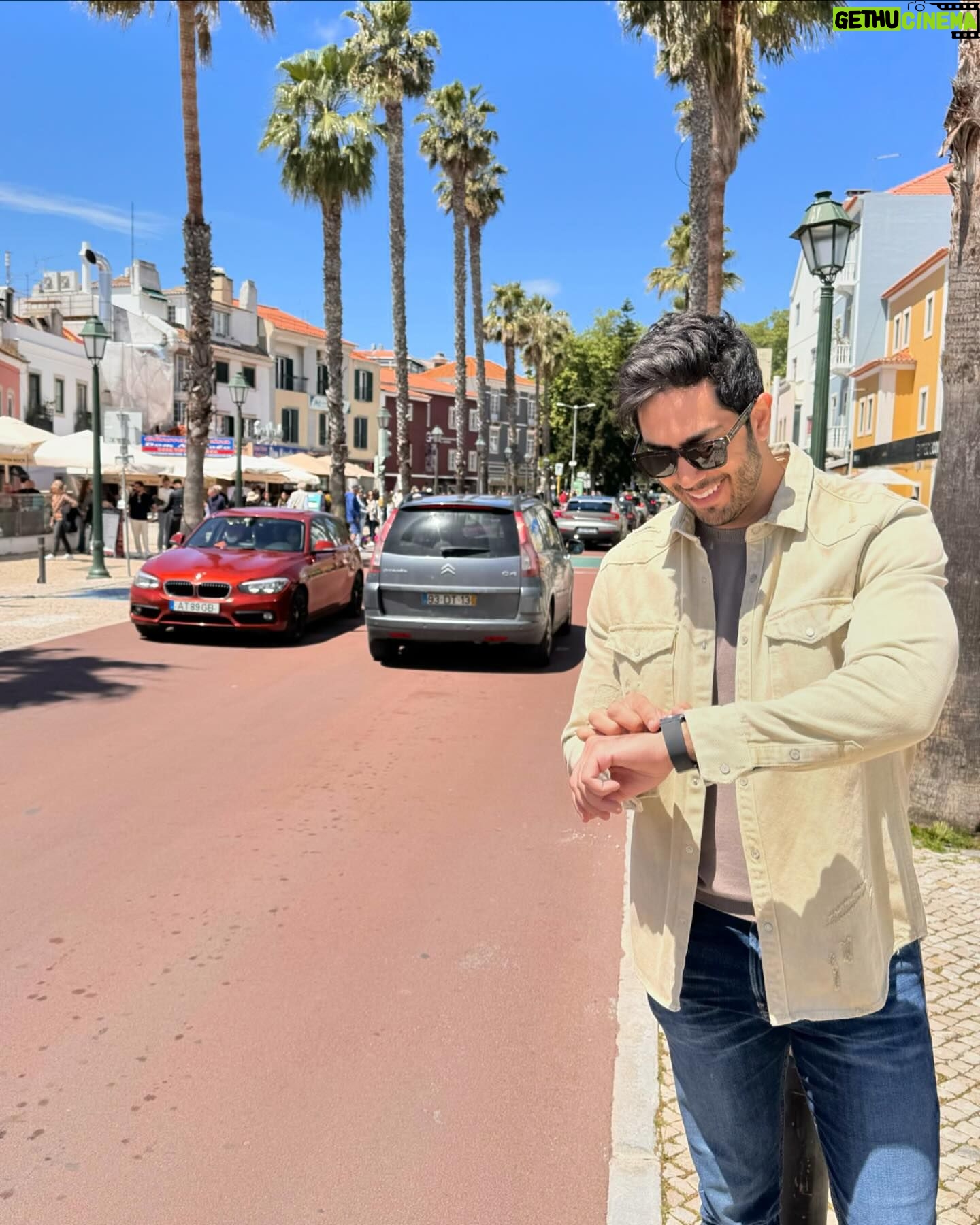 Jonathan Nemer Instagram - Parece que estou em Los Angeles, mas estou em Portugal mesmo meu chapa 😂😂😂 Amando conhecer este país, sua história e principalmente, encontrar pelas ruas tanta gente que me assiste… a propósito, gostaria de fazer uma pergunta pra vc que me segue: VC SE LEMBRA COMO ME CONHECEU? QUAL VIDEO? Escreva nos comentários PRÓXIMOS SHOWS: 30/04 Lisboa/PORTUGAL 19:30h e 22h (últimos ingressos) 01/05 Porto/PORTUGAL 05/05 Dublin/IRLANDA (últimos ingressos) 14/05 Ipatinga/MG 15/05 Governador Valadares/MG 16/05 Uberlândia/MG 17/05 Betim/MG (últimos ingressos) 18/05 Belo Horizonte/MG (últimos ingressos) 20/05 Mauá/SP 21/05 Santos/SP (últimos ingressos) 22/05 Barueri/SP 31/05 Montreal/CANADÁ 03/06 Toronto/CANADÁ 05/06 Vancouver/CANADÁ 09/06 Calgary/CANADÁ 12/06 Brasília/DF 13/06 Goiânia/GO 14/06 Jataí/GO 16/06 São José dos Campos/SP 17/06 São José do Rio Preto/SP 18/06 Araçatuba/SP 19/06 Rio de Janeiro/RJ 20/06 Natal/RN 24/06 Londrina/PR 25/06 Maringá/PR 26/06 Ponta Grossa/PR 27/06 Curitiba/PR 28/06 Blumenau/SC 29/06 Itajaí/SC 30/06 São José/SC 01/07 Joinville/SC 02/07 Porto Alegre/RS 03/07 Umuarama/PR 04/07 Cascavel/PR 05/07 Foz do Iguaçu/PR 10/07 Rondonópolis/MT 11/07 Cuiabá/MT 12/07 Porto Velho/RO 13/07 Manaus/AM INGRESSOS: jonathannemer.com.br