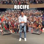Jonathan Nemer Instagram - Que noite INCRÍVEL RECIFE! Ultimamente tem sido ABSURDO… um show melhor que o outro. O que mais gostaram do show? Escrevam aí as partes preferidas 😂🙌 PRÓXIMOS SHOWS: 23/04 São Luis/MA 24/04 Campinas/SP 30/04 Lisboa/PORTUGAL 01/05 Porto/PORTUGAL 05/05 Dublin/IRLANDA 14/05 Ipatinga/MG 15/05 Governador Valadares/MG 16/05 Uberlândia/MG 17/05 Betim/MG 18/05 Belo Horizonte/MG 20/05 Mauá/SP 21/05 Santos/SP 22/05 Barueri/SP 31/05 Montreal/CANADÁ 03/06 Toronto/CANADÁ 05/06 Vancouver/CANADÁ 09/06 Calgary/CANADÁ 12/06 Brasília/DF 13/06 Goiânia/GO 14/06 Jataí/GO 16/06 São José dos Campos/SP 17/06 São José do Rio Preto/SP 18/06 Araçatuba/SP 19/06 Rio de Janeiro/RJ 20/06 Natal/RN 24/06 Londrina/PR 25/06 Maringá/PR 26/06 Ponta Grossa/PR 27/06 Curitiba/PR 29/06 Itajaí/SC 30/06 São José/SC 01/07 Joinville/SC 02/07 Porto Alegre/RS 03/07 Umuarama/PR 04/07 Cascavel/PR 05/07 Foz do Iguaçu/PR 10/07 Rondonópolis/MT 11/07 Cuiabá/MT 12/07 Porto Velho/RO 13/07 Manaus/AM INGRESSOS: jonathannemer.com.br
